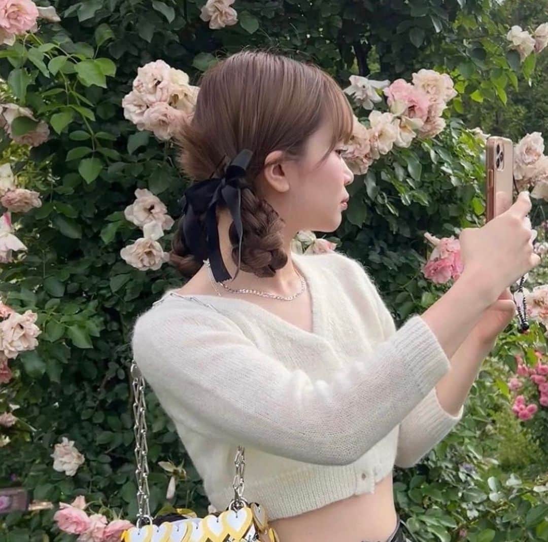 SHIMA原宿店のインスタグラム：「. SHIMA HARAJUKU／スタイリスト  ☑️伊藤 朱音 @akaneito327   stylistのAKANEです⋆౨ৎ˚⟡.• 韓国チックなトレンドガーリーヘアはお任せくださいᙏ̤̫🩷  お洋服やカフェ巡り、かわいいものがとにかくだいすきです♡̴⟡ 居心地の良い空間でたのしく、絶対に可愛くさせて頂きます🩷  ご予約は ☑️SHIMA HARAJUKUまたは @akaneito327 のInstagram 📞お電話（03-3470-3855）にて承っております✨ ※女性の方のみご予約を承っています。 ※ボブ、ロング専門」