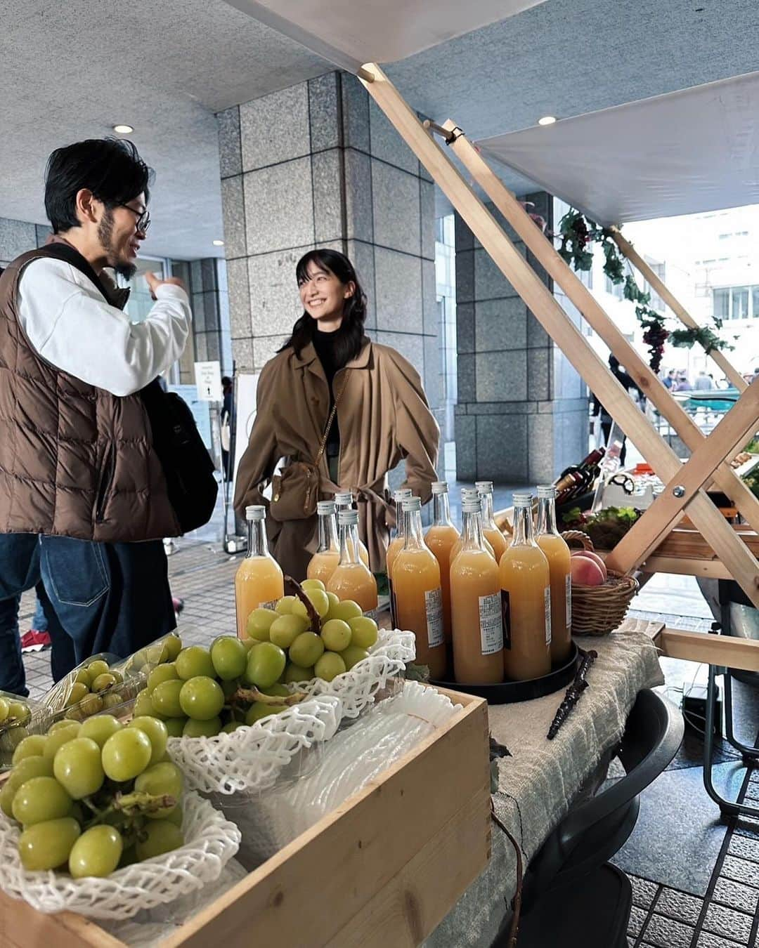 高瀬真奈さんのインスタグラム写真 - (高瀬真奈Instagram)「Analog Market 1日目、ありがとうございました！1年ぶりにこの雰囲気を感じて幸せです〜🫂💿 @analogmarketokyo   去年のアナログマーケットで山梨、甲府のことを知って、『あれから、山梨行きました！』の声をたくさんいただいて。今年もそんなきっかけになったらいいなと思って、店頭に立っています🍑  明日は14:00-16:00在店予定です！デザインしたラベルの桃ジュース（実は私がこっそり映っていマス）、シャインマスカット、大好きな葡萄屋kofuさんのレーズンサンド（日本産のレーズンはほんとうに珍しいのです。）、ブドージュースを揃えてお待ちしています！  改めて応援してくださる皆さんのおかげで成り立つイベントだなと感じた1日目でした。  今日は久しぶりにお会いしたみなさんのこの1年の話を聞けて本当に幸せだったので、明日も色々な話ができること楽しみにしてまーす！🖤」11月18日 21時32分 - manatakase_