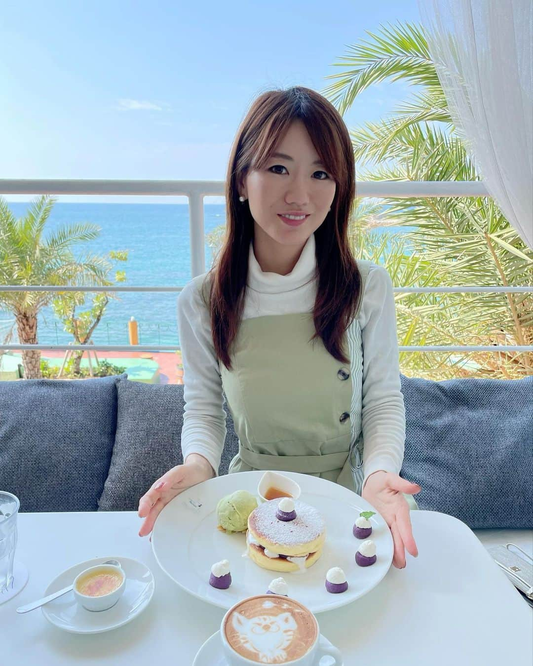 にゃんさんゴルフのインスタグラム：「アメリカンビレッジの中にあるカフェ☕️ Hanon🥞 紅芋のパンケーキとねこちゃんのラテアート☕︎  海沿いのカフェ好き❤️  #ラテアート#海沿いカフェ#海の見えるカフェ #アメリカンビレッジ#hanon#okinawa」