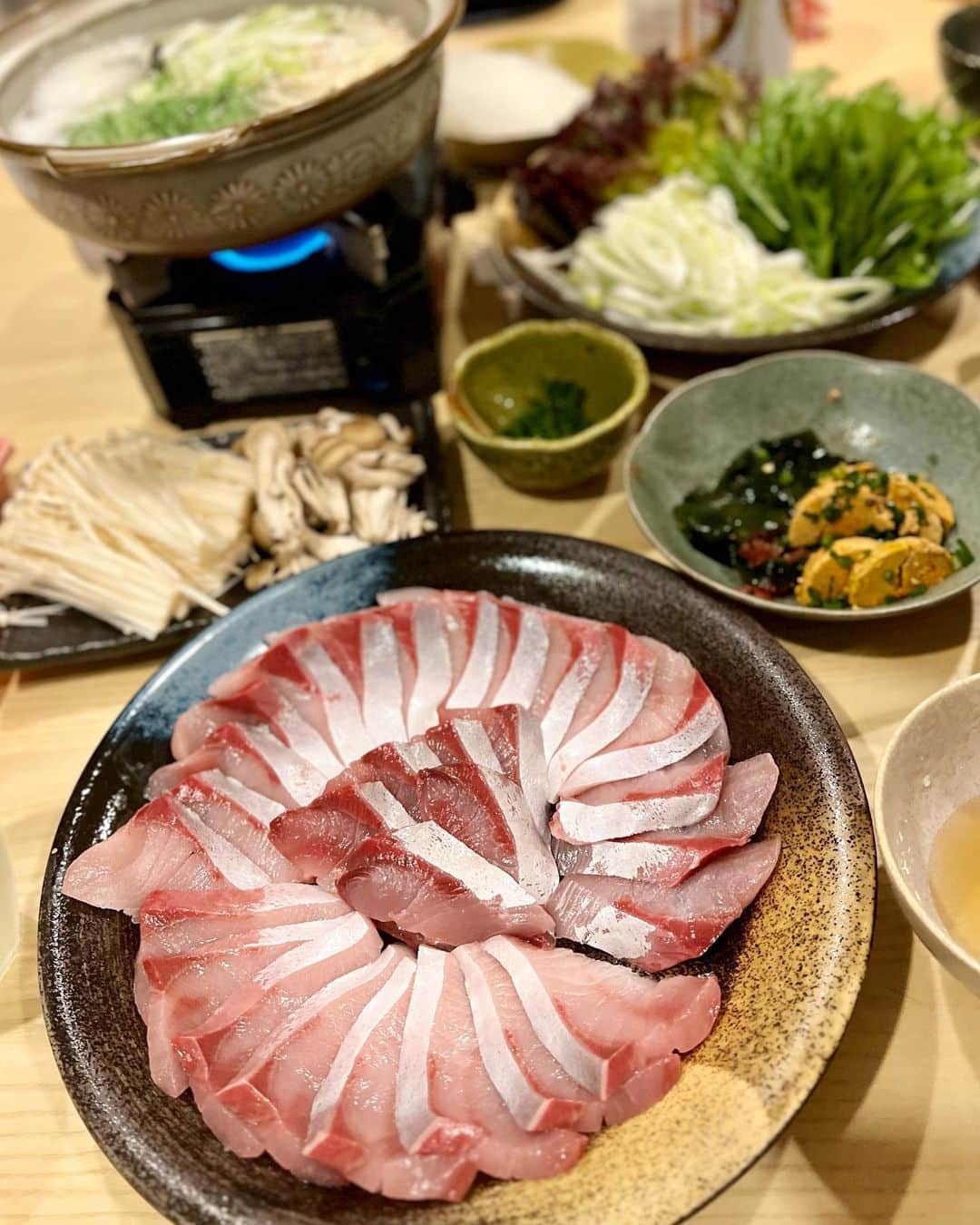 青木英李さんのインスタグラム写真 - (青木英李Instagram)「最近の夜ごはんシリーズ🍚🐟🍆🥚🍄  この数ヶ月お米を玄米やもち麦にして、おかずは野菜とお魚と鶏肉とキノコを中心に作っていたら、しっかり食べているのに自然と３キロ減っていました✌︎  #自炊 #健康 #和食 #洋食 #中華 #無添加 #魚 #鶏肉 #野菜 #きのこ」11月18日 21時33分 - eriaoki_official