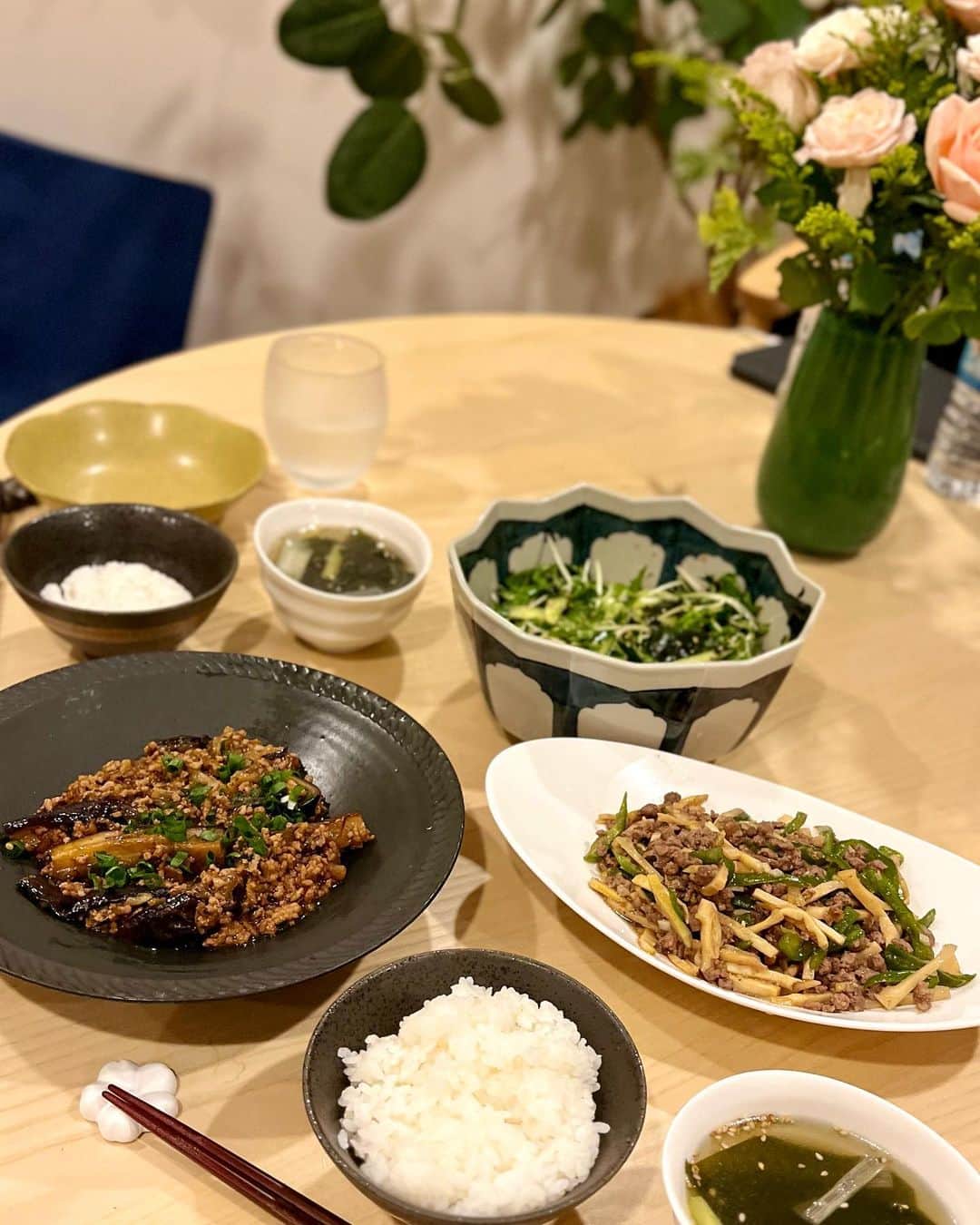 青木英李のインスタグラム：「最近の夜ごはんシリーズ🍚🐟🍆🥚🍄  この数ヶ月お米を玄米やもち麦にして、おかずは野菜とお魚と鶏肉とキノコを中心に作っていたら、しっかり食べているのに自然と３キロ減っていました✌︎  #自炊 #健康 #和食 #洋食 #中華 #無添加 #魚 #鶏肉 #野菜 #きのこ」