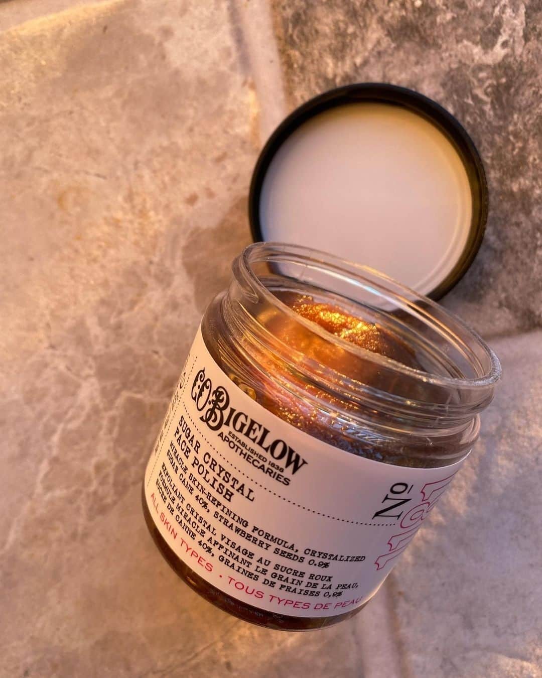 C.O. Bigelowさんのインスタグラム写真 - (C.O. BigelowInstagram)「Get that Golden Hour glow with our Sugar Crystal Face Polish! 🌅🌟 The fruit acids and delicate sugar crystals, work their magic, slowly dissolving as you massage them into your skin, providing the perfect dose of gentle exfoliation. 💆‍♀️✨🍓 ⁠ ⁠ 📷️ @blonde25」11月19日 3時01分 - cobigelow