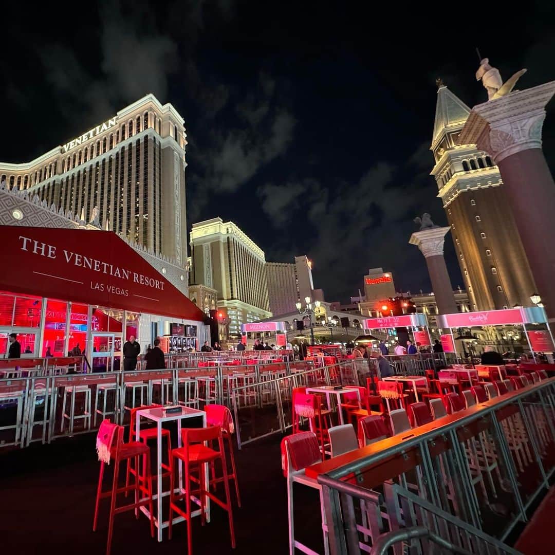 The Venetian Las Vegasのインスタグラム：「Trackside viewing ✅」