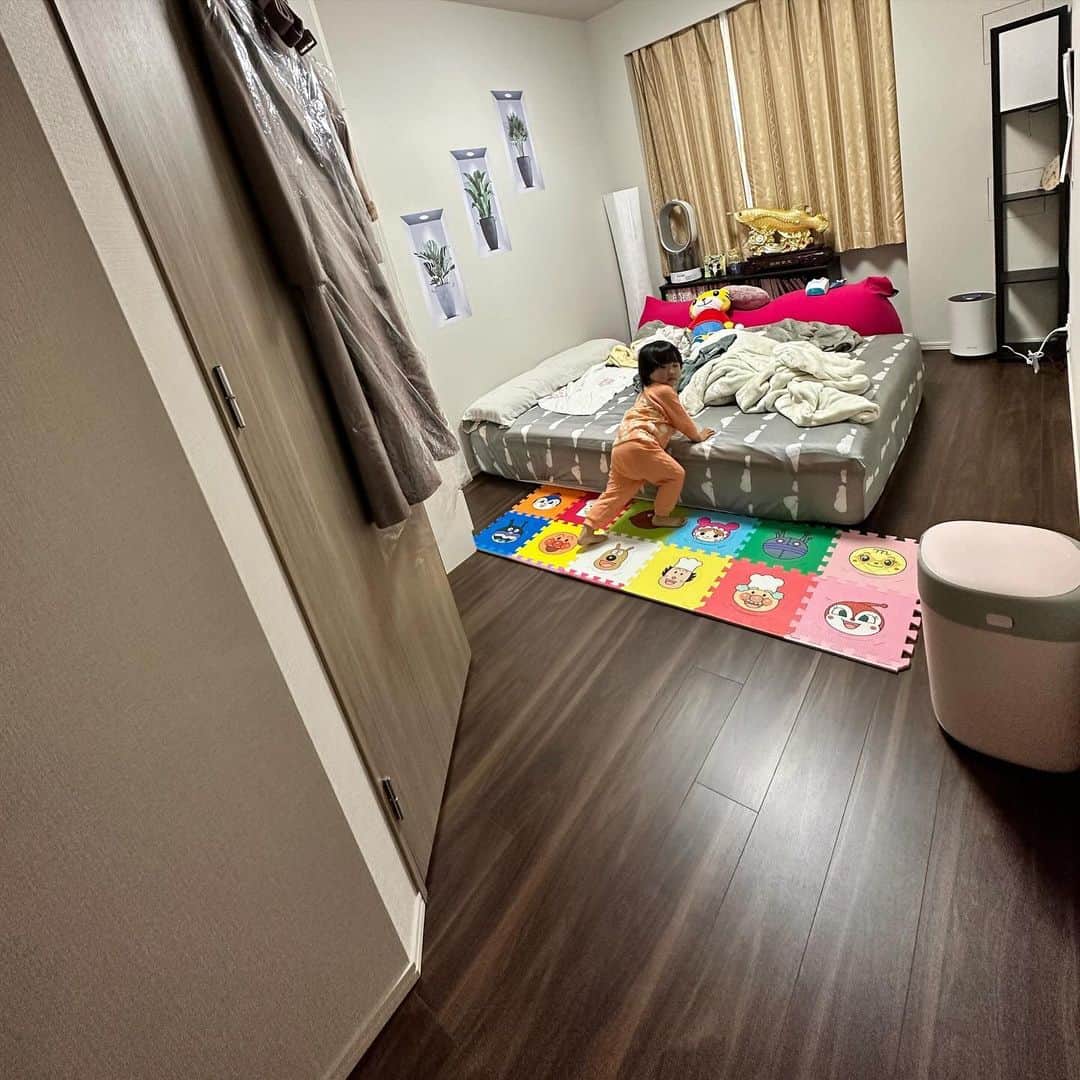 真麻さんのインスタグラム写真 - (真麻Instagram)「ずーっとやりたかった模様替えand子供部屋大きくする作戦実行‼️サイズ計測してたら真似してスケール使いたがるから、安全なタイプの物を渡して、何やら真似している…そんな写真①②枚目👀 ✩.*˚ 寝室のベッドフレームが売れたのでマットレスだけになり、その日のうちに移動実行🛌夫婦2人で1時間半で全て移動できてなかなか優秀でした👏元々小さめの子供部屋にしていた部屋を寝室へ✋③→④枚目、寝室から子供部屋へ🎀⑤→⑥枚目✨️ ✩.*˚ アルモニアのベッドフレームがカッコよくて…5年前に引っ越して来た時に買ったけど、子供がいたらやっぱり優先されて必要最小でいいなってなる😏なので夫婦でマットレスのみで使い、子供部屋に新しく娘用ベッドを購入⭕️それが⑦枚目🫶友達の翔子ちゃんちの紹介で❤️ @shoko_hamada 翔子ちゃんちが1人で寝かせ始めたと聞いて…うちも未だにある夜泣きや寝相の悪さ、成長に伴い大きくなった体を考えて1人で寝かせてみよう作戦で👶可愛すぎる見た目のベッド🤦‍♀️届くのが楽しみすぎるー(((o(*ﾟ▽ﾟ*)o)))︎💕︎ ✩.*˚ ただ、旦那のいびき問題や今まで使ってた物をどこに置く問題発生中💦でかいyogiboをベッド転落防止で使っていたけど邪魔になり…今寝室の足元にどピンクで立てかけている(笑)部屋のカーテンもそれぞれ変えたいし、ラグもまだ来てないから子供部屋完成したらまた記録用にアップします(*^^*)🌼*･2歳児の1人寝作戦も、もし悩んでる方がいたら参考までに🤔記録していきます️📝 ✩.*˚ 正直、1人で寝かせるのはちょっと不安もあり、まだ2歳だしなぁとも思ったり…寝相が悪いからすぐ掛け布団も取っちゃうし、一緒に寝てたら起きる度に掛けてる…でもそんな心配があるから私が熟睡できてないかな(・~・)💦離れて寝る寂しさもあり、部屋別にしたらそれはそれで気になって最初は何度か見に行きそうな私😎娘にも今から説明はしてるけど、1人で寝られるだろうか…ご報告しま〜す🤣ちなみに未就学児でもう1人で寝かせてるよって方いたら是非どんな感じだったか教えて下さいm(_ _)m年末までに完成目指します💪🏻 ̖́- ✩.*˚ ✩.*˚ ✩.*˚ #子供部屋インテリア #子供部屋作り #子供部屋改造計画 #2歳3ヶ月女の子 #2歳3ヶ月 #令和3年8月生まれ #模様替え計画 #寝室問題 #アルモニア #一人っ子育児 #でも実は #4人兄妹末っ子」11月19日 3時03分 - masaaoyama3
