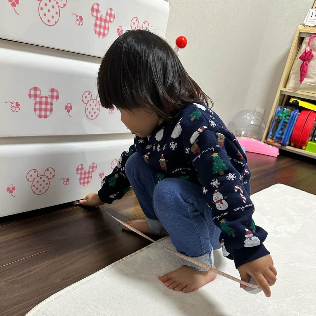真麻さんのインスタグラム写真 - (真麻Instagram)「ずーっとやりたかった模様替えand子供部屋大きくする作戦実行‼️サイズ計測してたら真似してスケール使いたがるから、安全なタイプの物を渡して、何やら真似している…そんな写真①②枚目👀 ✩.*˚ 寝室のベッドフレームが売れたのでマットレスだけになり、その日のうちに移動実行🛌夫婦2人で1時間半で全て移動できてなかなか優秀でした👏元々小さめの子供部屋にしていた部屋を寝室へ✋③→④枚目、寝室から子供部屋へ🎀⑤→⑥枚目✨️ ✩.*˚ アルモニアのベッドフレームがカッコよくて…5年前に引っ越して来た時に買ったけど、子供がいたらやっぱり優先されて必要最小でいいなってなる😏なので夫婦でマットレスのみで使い、子供部屋に新しく娘用ベッドを購入⭕️それが⑦枚目🫶友達の翔子ちゃんちの紹介で❤️ @shoko_hamada 翔子ちゃんちが1人で寝かせ始めたと聞いて…うちも未だにある夜泣きや寝相の悪さ、成長に伴い大きくなった体を考えて1人で寝かせてみよう作戦で👶可愛すぎる見た目のベッド🤦‍♀️届くのが楽しみすぎるー(((o(*ﾟ▽ﾟ*)o)))︎💕︎ ✩.*˚ ただ、旦那のいびき問題や今まで使ってた物をどこに置く問題発生中💦でかいyogiboをベッド転落防止で使っていたけど邪魔になり…今寝室の足元にどピンクで立てかけている(笑)部屋のカーテンもそれぞれ変えたいし、ラグもまだ来てないから子供部屋完成したらまた記録用にアップします(*^^*)🌼*･2歳児の1人寝作戦も、もし悩んでる方がいたら参考までに🤔記録していきます️📝 ✩.*˚ 正直、1人で寝かせるのはちょっと不安もあり、まだ2歳だしなぁとも思ったり…寝相が悪いからすぐ掛け布団も取っちゃうし、一緒に寝てたら起きる度に掛けてる…でもそんな心配があるから私が熟睡できてないかな(・~・)💦離れて寝る寂しさもあり、部屋別にしたらそれはそれで気になって最初は何度か見に行きそうな私😎娘にも今から説明はしてるけど、1人で寝られるだろうか…ご報告しま〜す🤣ちなみに未就学児でもう1人で寝かせてるよって方いたら是非どんな感じだったか教えて下さいm(_ _)m年末までに完成目指します💪🏻 ̖́- ✩.*˚ ✩.*˚ ✩.*˚ #子供部屋インテリア #子供部屋作り #子供部屋改造計画 #2歳3ヶ月女の子 #2歳3ヶ月 #令和3年8月生まれ #模様替え計画 #寝室問題 #アルモニア #一人っ子育児 #でも実は #4人兄妹末っ子」11月19日 3時03分 - masaaoyama3
