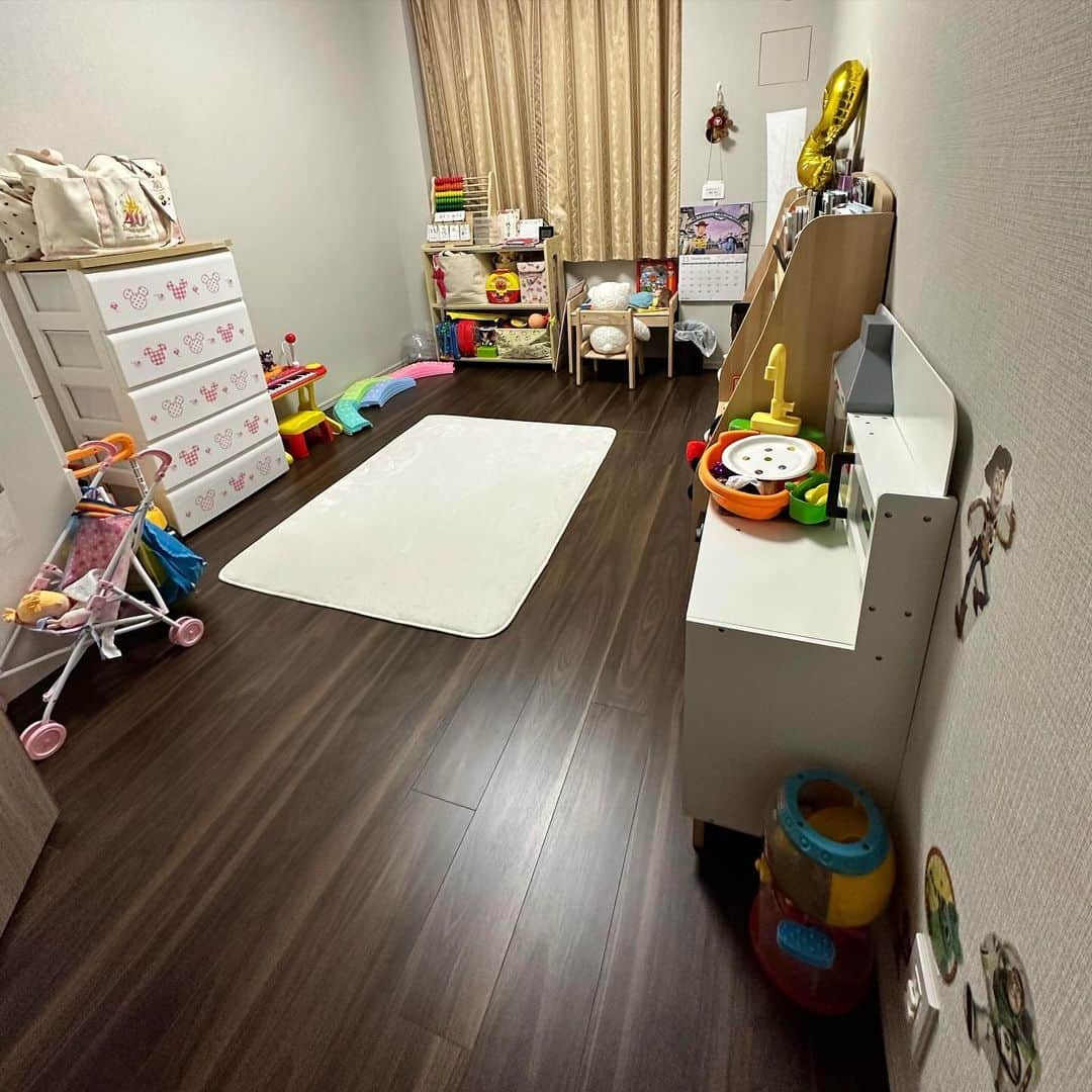 真麻さんのインスタグラム写真 - (真麻Instagram)「ずーっとやりたかった模様替えand子供部屋大きくする作戦実行‼️サイズ計測してたら真似してスケール使いたがるから、安全なタイプの物を渡して、何やら真似している…そんな写真①②枚目👀 ✩.*˚ 寝室のベッドフレームが売れたのでマットレスだけになり、その日のうちに移動実行🛌夫婦2人で1時間半で全て移動できてなかなか優秀でした👏元々小さめの子供部屋にしていた部屋を寝室へ✋③→④枚目、寝室から子供部屋へ🎀⑤→⑥枚目✨️ ✩.*˚ アルモニアのベッドフレームがカッコよくて…5年前に引っ越して来た時に買ったけど、子供がいたらやっぱり優先されて必要最小でいいなってなる😏なので夫婦でマットレスのみで使い、子供部屋に新しく娘用ベッドを購入⭕️それが⑦枚目🫶友達の翔子ちゃんちの紹介で❤️ @shoko_hamada 翔子ちゃんちが1人で寝かせ始めたと聞いて…うちも未だにある夜泣きや寝相の悪さ、成長に伴い大きくなった体を考えて1人で寝かせてみよう作戦で👶可愛すぎる見た目のベッド🤦‍♀️届くのが楽しみすぎるー(((o(*ﾟ▽ﾟ*)o)))︎💕︎ ✩.*˚ ただ、旦那のいびき問題や今まで使ってた物をどこに置く問題発生中💦でかいyogiboをベッド転落防止で使っていたけど邪魔になり…今寝室の足元にどピンクで立てかけている(笑)部屋のカーテンもそれぞれ変えたいし、ラグもまだ来てないから子供部屋完成したらまた記録用にアップします(*^^*)🌼*･2歳児の1人寝作戦も、もし悩んでる方がいたら参考までに🤔記録していきます️📝 ✩.*˚ 正直、1人で寝かせるのはちょっと不安もあり、まだ2歳だしなぁとも思ったり…寝相が悪いからすぐ掛け布団も取っちゃうし、一緒に寝てたら起きる度に掛けてる…でもそんな心配があるから私が熟睡できてないかな(・~・)💦離れて寝る寂しさもあり、部屋別にしたらそれはそれで気になって最初は何度か見に行きそうな私😎娘にも今から説明はしてるけど、1人で寝られるだろうか…ご報告しま〜す🤣ちなみに未就学児でもう1人で寝かせてるよって方いたら是非どんな感じだったか教えて下さいm(_ _)m年末までに完成目指します💪🏻 ̖́- ✩.*˚ ✩.*˚ ✩.*˚ #子供部屋インテリア #子供部屋作り #子供部屋改造計画 #2歳3ヶ月女の子 #2歳3ヶ月 #令和3年8月生まれ #模様替え計画 #寝室問題 #アルモニア #一人っ子育児 #でも実は #4人兄妹末っ子」11月19日 3時03分 - masaaoyama3
