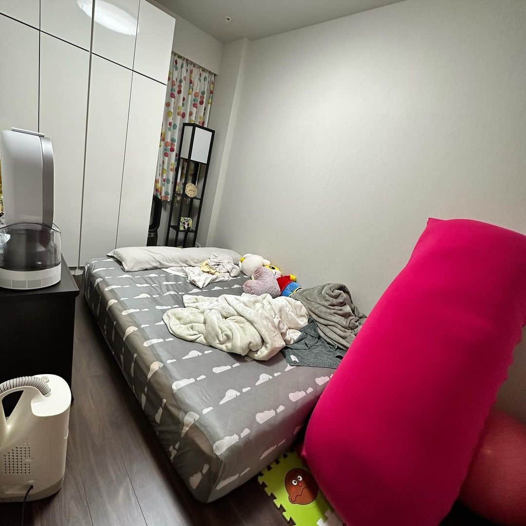 真麻さんのインスタグラム写真 - (真麻Instagram)「ずーっとやりたかった模様替えand子供部屋大きくする作戦実行‼️サイズ計測してたら真似してスケール使いたがるから、安全なタイプの物を渡して、何やら真似している…そんな写真①②枚目👀 ✩.*˚ 寝室のベッドフレームが売れたのでマットレスだけになり、その日のうちに移動実行🛌夫婦2人で1時間半で全て移動できてなかなか優秀でした👏元々小さめの子供部屋にしていた部屋を寝室へ✋③→④枚目、寝室から子供部屋へ🎀⑤→⑥枚目✨️ ✩.*˚ アルモニアのベッドフレームがカッコよくて…5年前に引っ越して来た時に買ったけど、子供がいたらやっぱり優先されて必要最小でいいなってなる😏なので夫婦でマットレスのみで使い、子供部屋に新しく娘用ベッドを購入⭕️それが⑦枚目🫶友達の翔子ちゃんちの紹介で❤️ @shoko_hamada 翔子ちゃんちが1人で寝かせ始めたと聞いて…うちも未だにある夜泣きや寝相の悪さ、成長に伴い大きくなった体を考えて1人で寝かせてみよう作戦で👶可愛すぎる見た目のベッド🤦‍♀️届くのが楽しみすぎるー(((o(*ﾟ▽ﾟ*)o)))︎💕︎ ✩.*˚ ただ、旦那のいびき問題や今まで使ってた物をどこに置く問題発生中💦でかいyogiboをベッド転落防止で使っていたけど邪魔になり…今寝室の足元にどピンクで立てかけている(笑)部屋のカーテンもそれぞれ変えたいし、ラグもまだ来てないから子供部屋完成したらまた記録用にアップします(*^^*)🌼*･2歳児の1人寝作戦も、もし悩んでる方がいたら参考までに🤔記録していきます️📝 ✩.*˚ 正直、1人で寝かせるのはちょっと不安もあり、まだ2歳だしなぁとも思ったり…寝相が悪いからすぐ掛け布団も取っちゃうし、一緒に寝てたら起きる度に掛けてる…でもそんな心配があるから私が熟睡できてないかな(・~・)💦離れて寝る寂しさもあり、部屋別にしたらそれはそれで気になって最初は何度か見に行きそうな私😎娘にも今から説明はしてるけど、1人で寝られるだろうか…ご報告しま〜す🤣ちなみに未就学児でもう1人で寝かせてるよって方いたら是非どんな感じだったか教えて下さいm(_ _)m年末までに完成目指します💪🏻 ̖́- ✩.*˚ ✩.*˚ ✩.*˚ #子供部屋インテリア #子供部屋作り #子供部屋改造計画 #2歳3ヶ月女の子 #2歳3ヶ月 #令和3年8月生まれ #模様替え計画 #寝室問題 #アルモニア #一人っ子育児 #でも実は #4人兄妹末っ子」11月19日 3時03分 - masaaoyama3