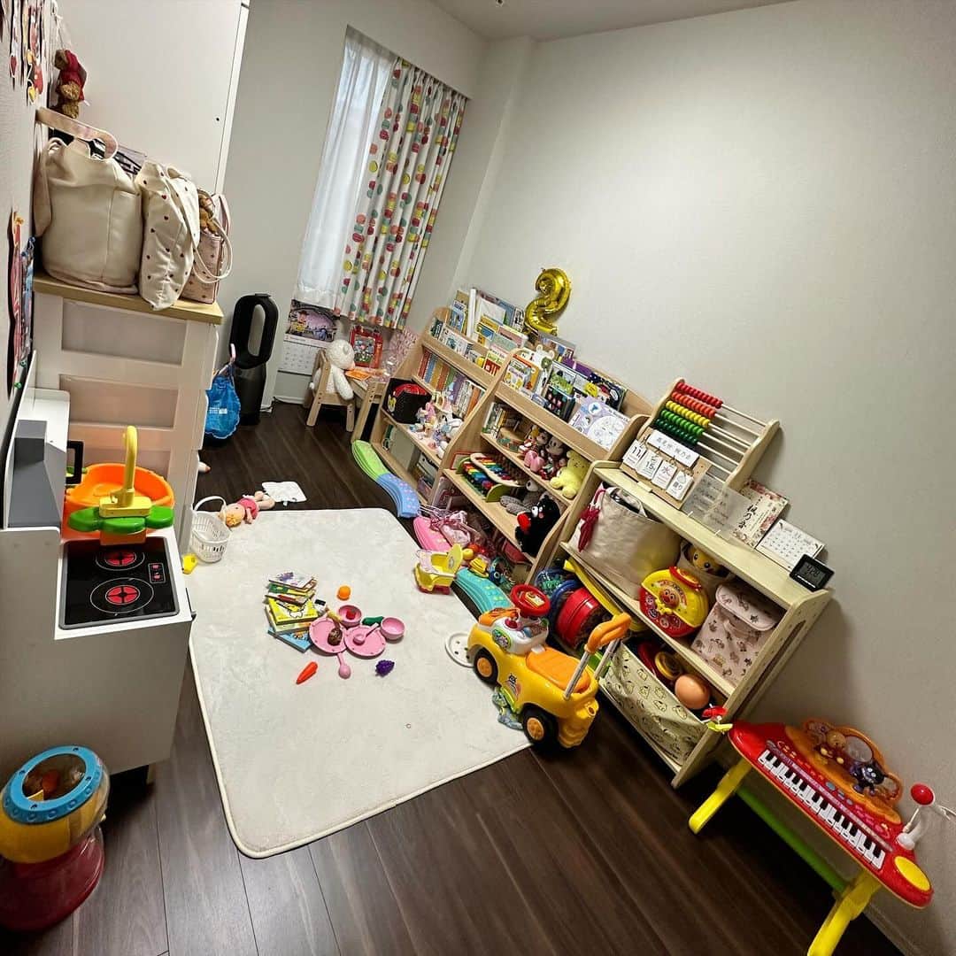 真麻さんのインスタグラム写真 - (真麻Instagram)「ずーっとやりたかった模様替えand子供部屋大きくする作戦実行‼️サイズ計測してたら真似してスケール使いたがるから、安全なタイプの物を渡して、何やら真似している…そんな写真①②枚目👀 ✩.*˚ 寝室のベッドフレームが売れたのでマットレスだけになり、その日のうちに移動実行🛌夫婦2人で1時間半で全て移動できてなかなか優秀でした👏元々小さめの子供部屋にしていた部屋を寝室へ✋③→④枚目、寝室から子供部屋へ🎀⑤→⑥枚目✨️ ✩.*˚ アルモニアのベッドフレームがカッコよくて…5年前に引っ越して来た時に買ったけど、子供がいたらやっぱり優先されて必要最小でいいなってなる😏なので夫婦でマットレスのみで使い、子供部屋に新しく娘用ベッドを購入⭕️それが⑦枚目🫶友達の翔子ちゃんちの紹介で❤️ @shoko_hamada 翔子ちゃんちが1人で寝かせ始めたと聞いて…うちも未だにある夜泣きや寝相の悪さ、成長に伴い大きくなった体を考えて1人で寝かせてみよう作戦で👶可愛すぎる見た目のベッド🤦‍♀️届くのが楽しみすぎるー(((o(*ﾟ▽ﾟ*)o)))︎💕︎ ✩.*˚ ただ、旦那のいびき問題や今まで使ってた物をどこに置く問題発生中💦でかいyogiboをベッド転落防止で使っていたけど邪魔になり…今寝室の足元にどピンクで立てかけている(笑)部屋のカーテンもそれぞれ変えたいし、ラグもまだ来てないから子供部屋完成したらまた記録用にアップします(*^^*)🌼*･2歳児の1人寝作戦も、もし悩んでる方がいたら参考までに🤔記録していきます️📝 ✩.*˚ 正直、1人で寝かせるのはちょっと不安もあり、まだ2歳だしなぁとも思ったり…寝相が悪いからすぐ掛け布団も取っちゃうし、一緒に寝てたら起きる度に掛けてる…でもそんな心配があるから私が熟睡できてないかな(・~・)💦離れて寝る寂しさもあり、部屋別にしたらそれはそれで気になって最初は何度か見に行きそうな私😎娘にも今から説明はしてるけど、1人で寝られるだろうか…ご報告しま〜す🤣ちなみに未就学児でもう1人で寝かせてるよって方いたら是非どんな感じだったか教えて下さいm(_ _)m年末までに完成目指します💪🏻 ̖́- ✩.*˚ ✩.*˚ ✩.*˚ #子供部屋インテリア #子供部屋作り #子供部屋改造計画 #2歳3ヶ月女の子 #2歳3ヶ月 #令和3年8月生まれ #模様替え計画 #寝室問題 #アルモニア #一人っ子育児 #でも実は #4人兄妹末っ子」11月19日 3時03分 - masaaoyama3
