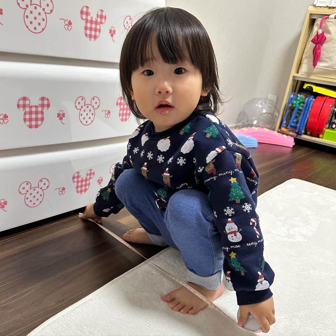 真麻さんのインスタグラム写真 - (真麻Instagram)「ずーっとやりたかった模様替えand子供部屋大きくする作戦実行‼️サイズ計測してたら真似してスケール使いたがるから、安全なタイプの物を渡して、何やら真似している…そんな写真①②枚目👀 ✩.*˚ 寝室のベッドフレームが売れたのでマットレスだけになり、その日のうちに移動実行🛌夫婦2人で1時間半で全て移動できてなかなか優秀でした👏元々小さめの子供部屋にしていた部屋を寝室へ✋③→④枚目、寝室から子供部屋へ🎀⑤→⑥枚目✨️ ✩.*˚ アルモニアのベッドフレームがカッコよくて…5年前に引っ越して来た時に買ったけど、子供がいたらやっぱり優先されて必要最小でいいなってなる😏なので夫婦でマットレスのみで使い、子供部屋に新しく娘用ベッドを購入⭕️それが⑦枚目🫶友達の翔子ちゃんちの紹介で❤️ @shoko_hamada 翔子ちゃんちが1人で寝かせ始めたと聞いて…うちも未だにある夜泣きや寝相の悪さ、成長に伴い大きくなった体を考えて1人で寝かせてみよう作戦で👶可愛すぎる見た目のベッド🤦‍♀️届くのが楽しみすぎるー(((o(*ﾟ▽ﾟ*)o)))︎💕︎ ✩.*˚ ただ、旦那のいびき問題や今まで使ってた物をどこに置く問題発生中💦でかいyogiboをベッド転落防止で使っていたけど邪魔になり…今寝室の足元にどピンクで立てかけている(笑)部屋のカーテンもそれぞれ変えたいし、ラグもまだ来てないから子供部屋完成したらまた記録用にアップします(*^^*)🌼*･2歳児の1人寝作戦も、もし悩んでる方がいたら参考までに🤔記録していきます️📝 ✩.*˚ 正直、1人で寝かせるのはちょっと不安もあり、まだ2歳だしなぁとも思ったり…寝相が悪いからすぐ掛け布団も取っちゃうし、一緒に寝てたら起きる度に掛けてる…でもそんな心配があるから私が熟睡できてないかな(・~・)💦離れて寝る寂しさもあり、部屋別にしたらそれはそれで気になって最初は何度か見に行きそうな私😎娘にも今から説明はしてるけど、1人で寝られるだろうか…ご報告しま〜す🤣ちなみに未就学児でもう1人で寝かせてるよって方いたら是非どんな感じだったか教えて下さいm(_ _)m年末までに完成目指します💪🏻 ̖́- ✩.*˚ ✩.*˚ ✩.*˚ #子供部屋インテリア #子供部屋作り #子供部屋改造計画 #2歳3ヶ月女の子 #2歳3ヶ月 #令和3年8月生まれ #模様替え計画 #寝室問題 #アルモニア #一人っ子育児 #でも実は #4人兄妹末っ子」11月19日 3時03分 - masaaoyama3