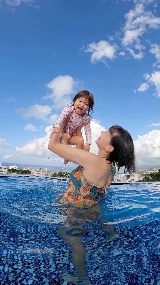 芳美リンのインスタグラム：「🗾読谷/沖縄　Yomitan/Okinawa  今シーズンのラストプール大満喫🌊 泳げる季節がすでに恋しい。  南国に住みたい♡  #グランディスタイル沖縄読谷ホテル＆リゾート #GLAMOROUSDAY @glamday_style_hotel_and_resort @socialport_jp #ホカンス #マタ旅#子連れ旅#トラベラルトドラー #結婚記念日#記念日旅行 #グランディスタイル沖縄読谷ホテル＆リゾート」