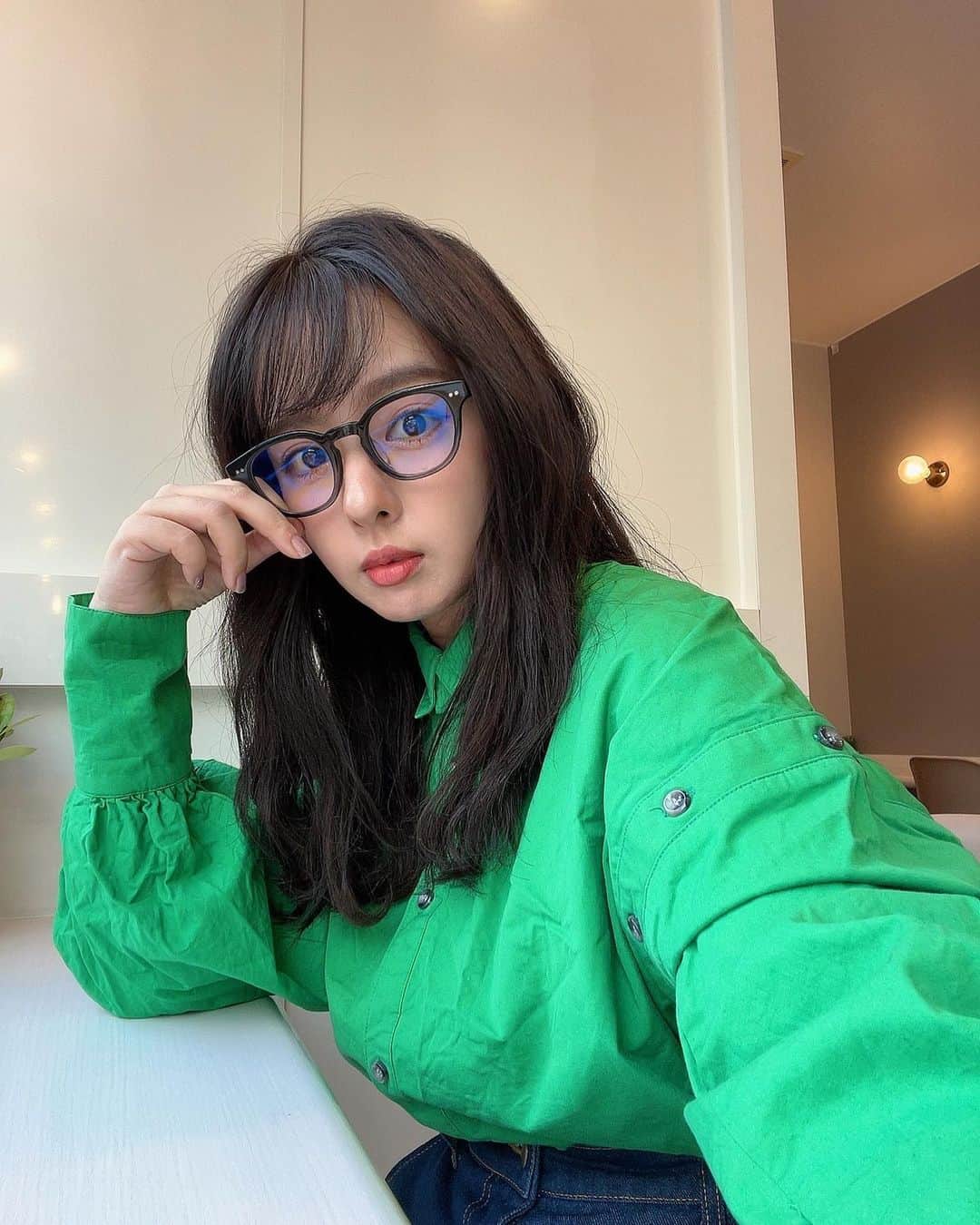 山田菜々のインスタグラム：「だてめがね👓  ３枚目ぶれさせて撮ろうと思ったのに 全然ぶれへんかった🙃手ブレ補正すご」
