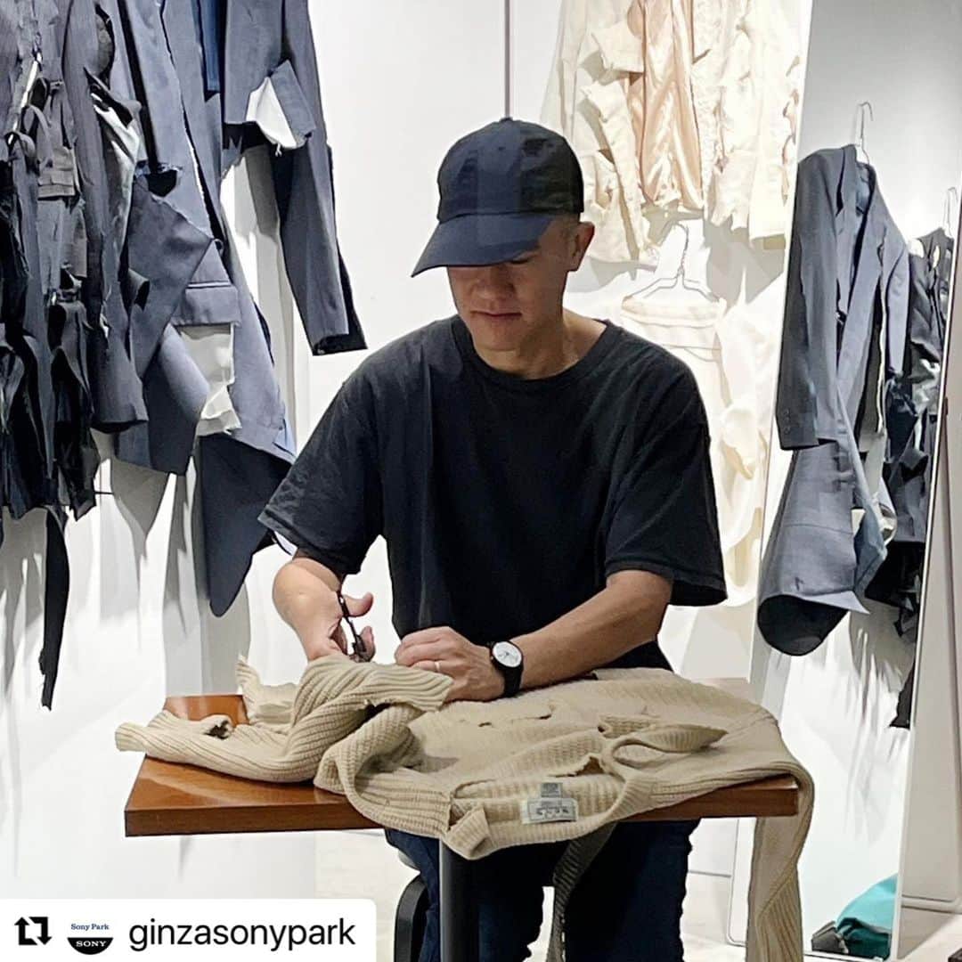 KEN KAGAMIさんのインスタグラム写真 - (KEN KAGAMIInstagram)「#Repost @ginzasonypark with @use.repost ・・・ 【加賀美健『ダメダメ！！パフォーマンス』の様子/ The report of "Ken Kagami, Dame, dame!! Performance" 】  昨日11/18に開催した「加賀美健『ダメダメ！！パフォーマンス』」。 加賀美さんが、来場されたみなさまの洋服を次から次へと切ったり、破いたり、引き裂いたり。  撮影させていただいたみなさまのダメダメ!! が施された洋服の写真を11/20(月)の会期終了まで、Sony Park Miniに掲出しています。  The photos of participants' clothes which has dame-dame-damaged by the artist will be displayed on the Sony Park Mini until the end of the exhibition on Mon, Nov 20th.  @kenkagami #加賀美健 #パークローゼット #ParCloset #ダメージショップダメダメ #銀座ギャラリー #銀座アート巡り #SonyParkMini #SonyPark #Ginza #GinzaSonyParkProject」11月18日 21時43分 - kenkagami