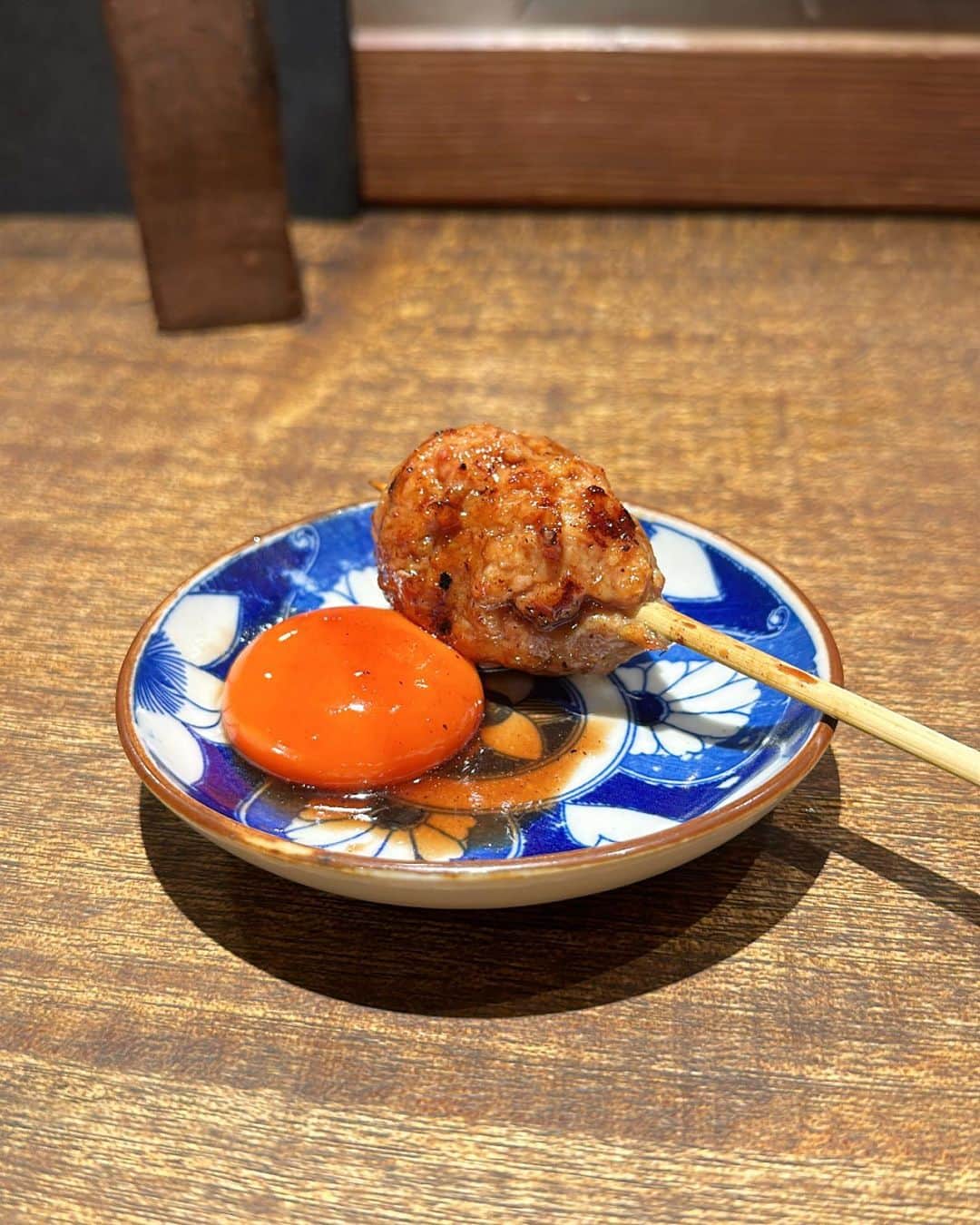高島ゆみのインスタグラム：「. 📍　@yakitori_enya   メニューにあったら絶対頼む 月見つくね🍴🌙  ここも美味しかった🥺🤍  ご飯参考にしてくてる方もいるので、 ちょくちょく載せます☺️♡  #焼き鳥#大阪グルメ#大阪焼き鳥」