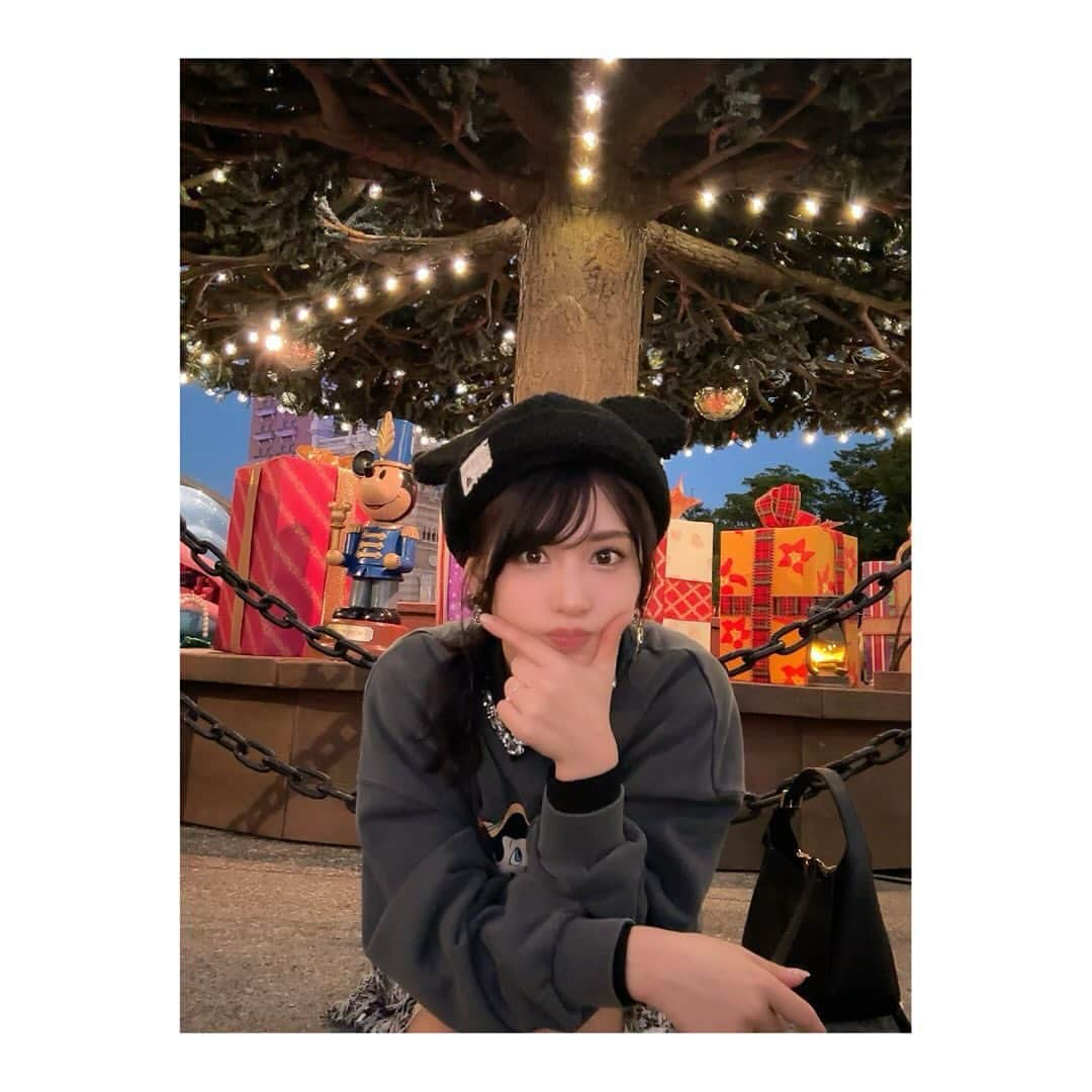 金子智美さんのインスタグラム写真 - (金子智美Instagram)「ファミリー旅行♡👪 ディズニーランド&シー　2days✌️✨ day2 ディズニーシー🐭🌊🌏後編  シーのクリスマスツリーもとっても綺麗でした🎄💖 プレゼントがいっぱい置いてあるのが可愛くて しばらくそこに座りながらジャンボリーミッキーを 遠くから観てたよ♪  去年雷雨で行けなかったトイストーリーマニアも しっかり乗りました🧸🌟 あとソアリン乗って、最高のフィナーレでした💖  また来年親友ファミリーとディズニー行くのが今から 楽しみです☺️✨  #ディズニーシー　#東京ディズニーシー　#tokyodisneysea #tokyodisneyresort #家族旅行　#ディズニーコーデ  #lilybrown #推しはピノキオ　#moussy  #ピノキオ  #クリスマス　#クリスマスツリー #christmas」11月18日 21時36分 - kanesato1222