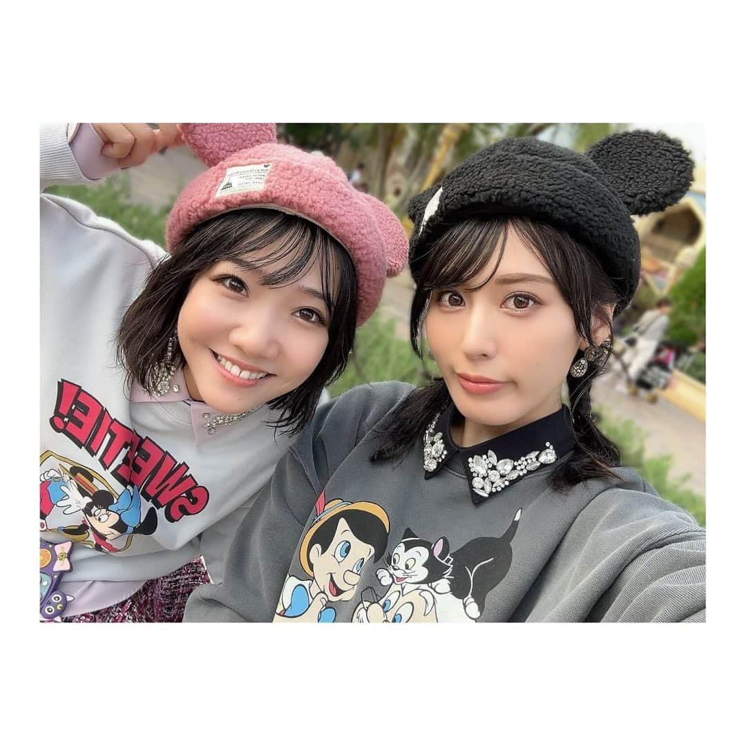 金子智美のインスタグラム：「ファミリー旅行♡👪 ディズニーランド&シー　2days✌️✨ day2 ディズニーシー🐭🌊🌏後編  シーのクリスマスツリーもとっても綺麗でした🎄💖 プレゼントがいっぱい置いてあるのが可愛くて しばらくそこに座りながらジャンボリーミッキーを 遠くから観てたよ♪  去年雷雨で行けなかったトイストーリーマニアも しっかり乗りました🧸🌟 あとソアリン乗って、最高のフィナーレでした💖  また来年親友ファミリーとディズニー行くのが今から 楽しみです☺️✨  #ディズニーシー　#東京ディズニーシー　#tokyodisneysea #tokyodisneyresort #家族旅行　#ディズニーコーデ  #lilybrown #推しはピノキオ　#moussy  #ピノキオ  #クリスマス　#クリスマスツリー #christmas」