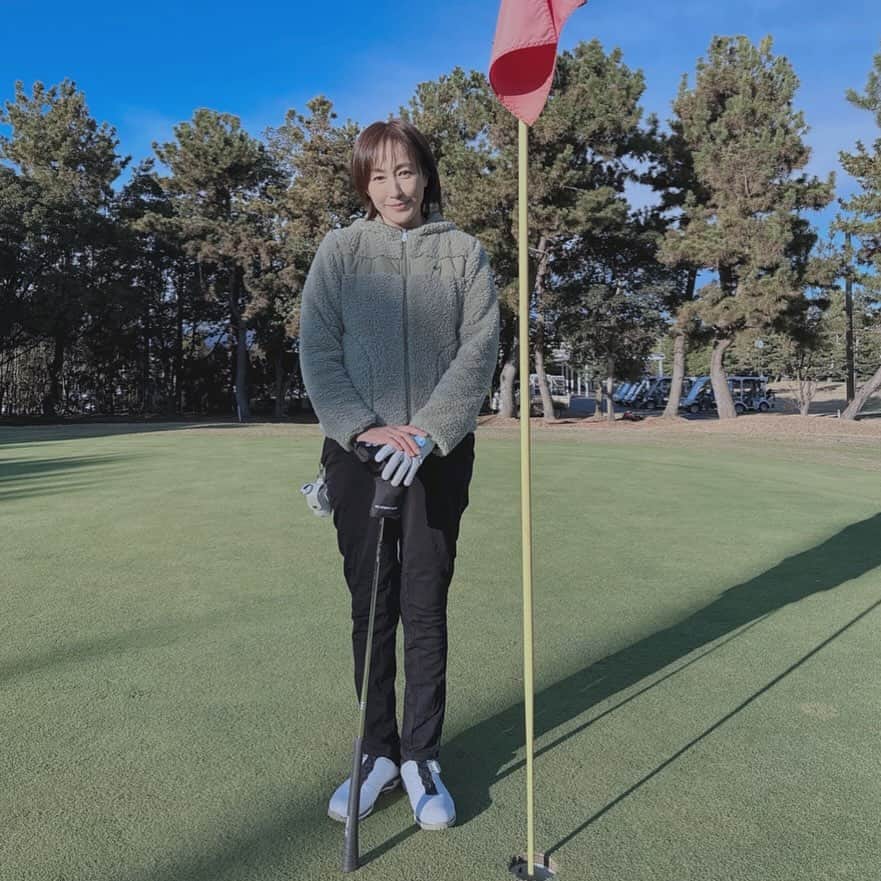 高島礼子のインスタグラム：「久々にゴルフ⛳️ もしかしたら今年は最後かな 寒いかな、と着込みましたが それほどでもなく 気持ち良かったです🌤️  #ゴルフ女子 #気持ちいい天気 #今年最後」