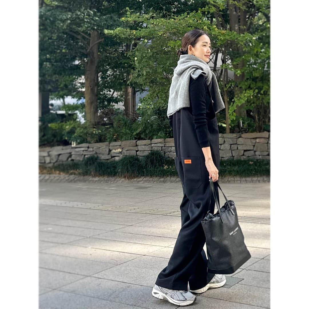 武藤京子さんのインスタグラム写真 - (武藤京子Instagram)「* * ストールがわりに 肩掛けニットを 昼間は アウター着ると暑い… * #zara #curensology #ysl #asics #アメブロ更新しました」11月18日 21時37分 - kyokomuto0628