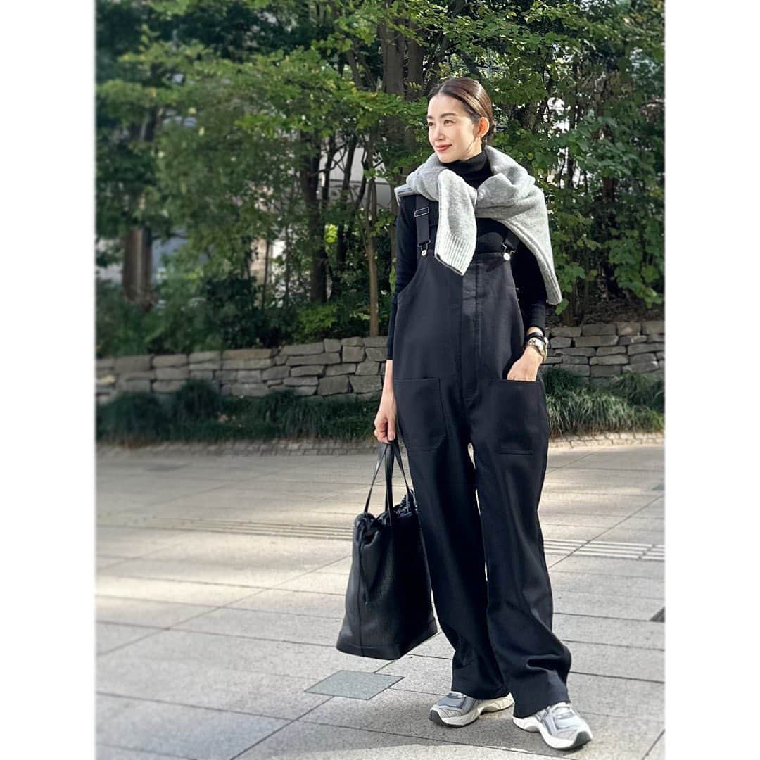 武藤京子のインスタグラム：「* * ストールがわりに 肩掛けニットを 昼間は アウター着ると暑い… * #zara #curensology #ysl #asics #アメブロ更新しました」