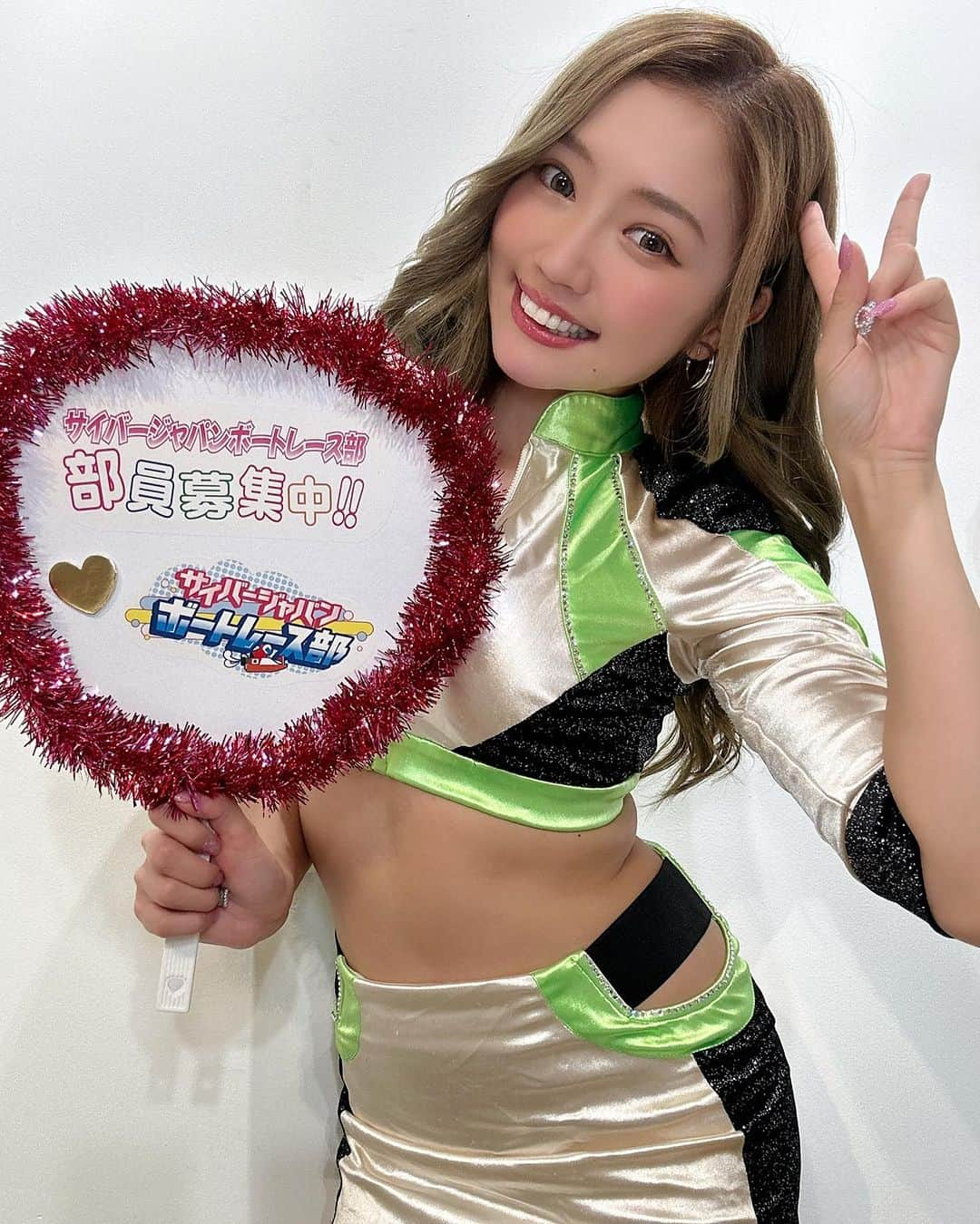 渡辺加和のインスタグラム：「ボートレース部生配信‼️観ていただきありがとうございました🐷🚤💚 楽しかったへーーー😍  いつもゲストで呼んでもらってるのですが今日はゲストでお呼びさせてもらっちゃったマーティンさん @martin.world ！！ ありがとうございマーティンでした😆❤️🎶  いっぱいレース予想、計算してもらっちゃってすみません🥹笑📝  最後の12R全員的中🎯は奇跡的でめちゃくちゃ盛りがったね！！👀✨  そしてわたしはと言うと、、、 初の3Rも当てることができましたーーー(´°̥̥̥̥̥̥̥̥ω°̥̥̥̥̥̥̥̥｀)❣️❣️ うれひぃ。。。。。  . そしてそして！ 12/19は、リアルイベントでみんなに会えちゃう！😝🎉  100名様を無料でご招待しちゃうので、ぜひボートレース部に入部してくださいねぇ🐷💕 https://bit.ly/46UJXtB  またねぇ🐷❣️❣️❣️  #ボートレース部 #ボートレース #boatrace #cyberjapandancers #ボートへー」