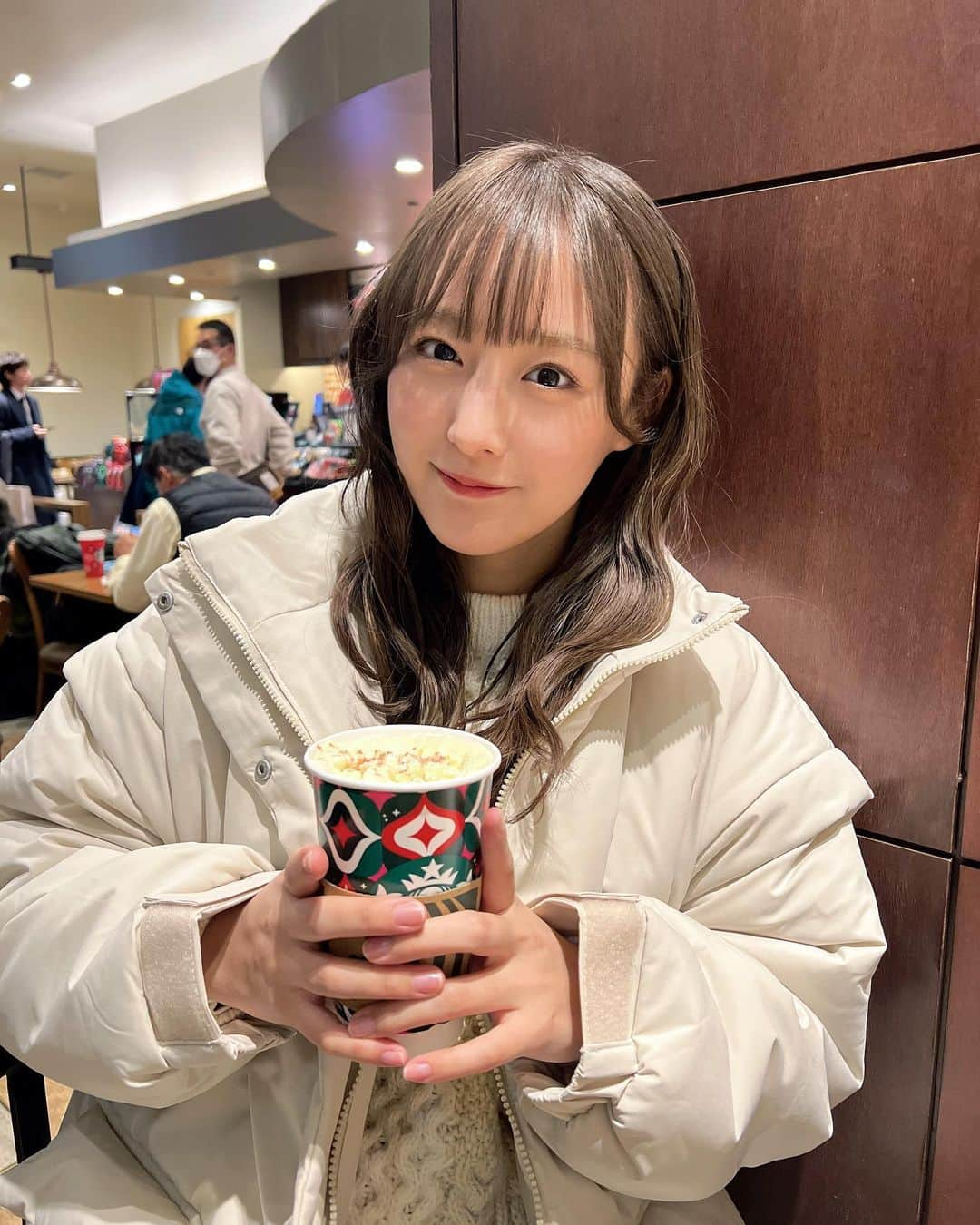 鎌田菜月さんのインスタグラム写真 - (鎌田菜月Instagram)「⋆·˚ ༘ 🧤❤️  すっかり冬だね。 かわいいアウターおろしました♡  ただいました暗髪も透明感すごくてお気に入り🧸♡♡  #winter #newhair #ブリーチカラー」11月18日 21時41分 - nacky_k829