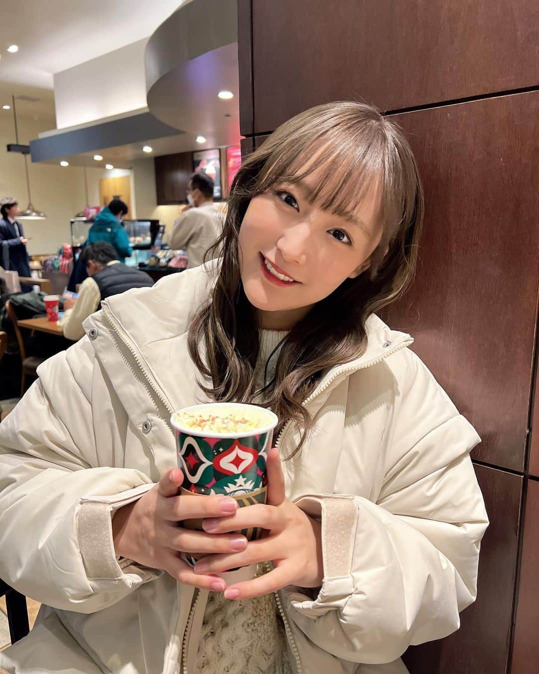 鎌田菜月さんのインスタグラム写真 - (鎌田菜月Instagram)「⋆·˚ ༘ 🧤❤️  すっかり冬だね。 かわいいアウターおろしました♡  ただいました暗髪も透明感すごくてお気に入り🧸♡♡  #winter #newhair #ブリーチカラー」11月18日 21時41分 - nacky_k829