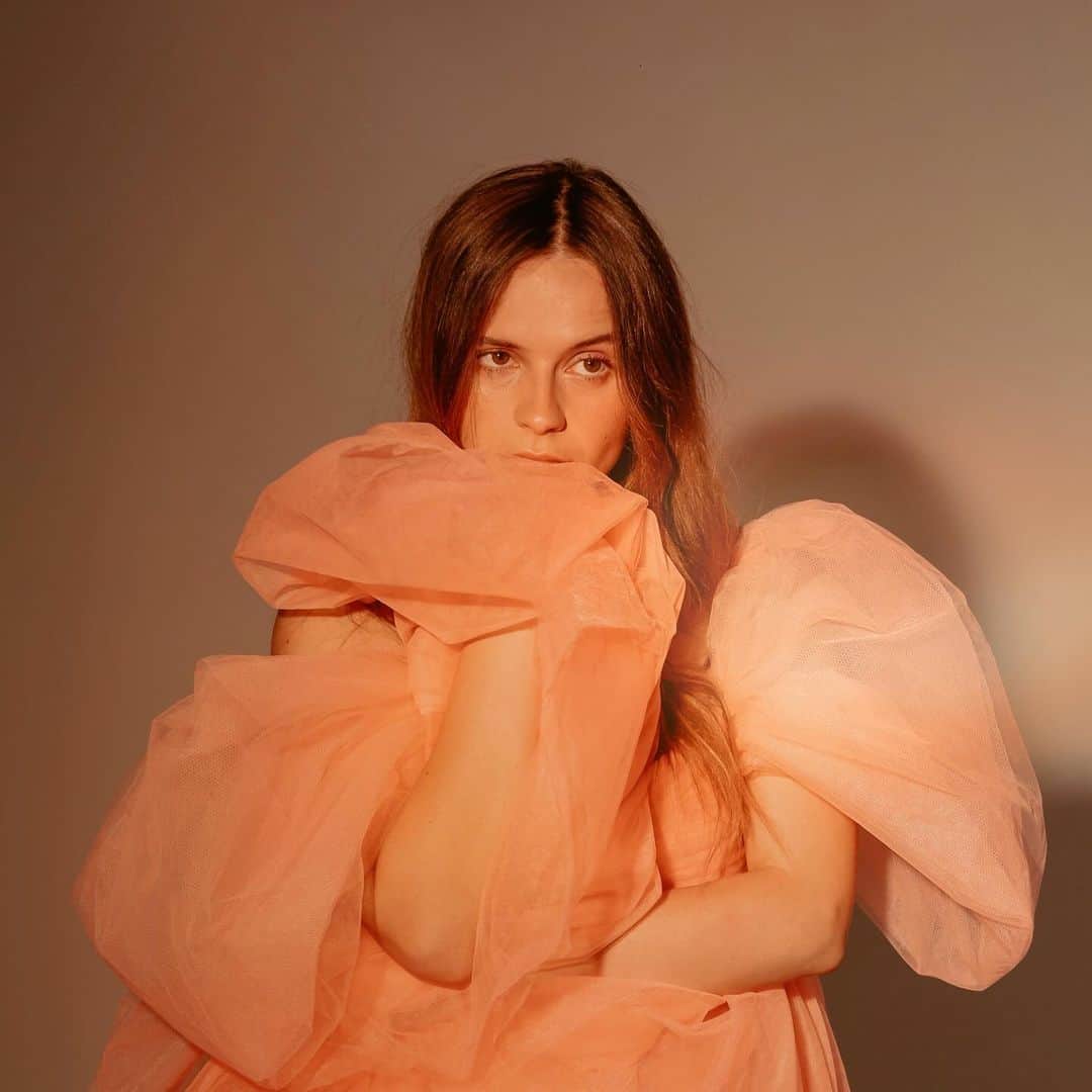ガブリエル・アプリンのインスタグラム：「I genuinely remember the first time I heard this song and how I instantly loved it, I love a good duet, but also just how unique it sounded compared to everything else. I remember us referencing it for production when we were making the Home EP. I then went on tour with @gotye in Europe when this song blew up kinda hoping I’d get to do Kimbra’s part 🤪 and now just over 10 years later @bryn.christopher invited me to live out my little Kimbra dreams in this cover! I hope you enjoy and have a little dance xxx」