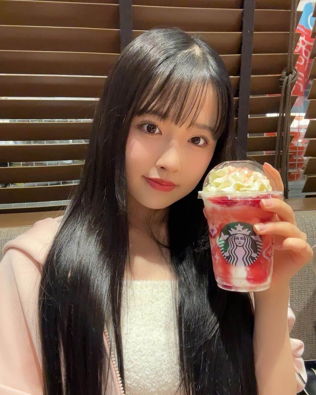りりのインスタグラム：「あたらしいの！ これめっちゃかわいいいいい！🩷🩷 フラペチーノはママが飲んでりりはブリュレの方飲んだよ！🩷 ブリュレ美味しかった😛   #jmix  #jmixmodelagency #ジェイミックス #model #モデル #jk2 #sjk #大分 #りり」