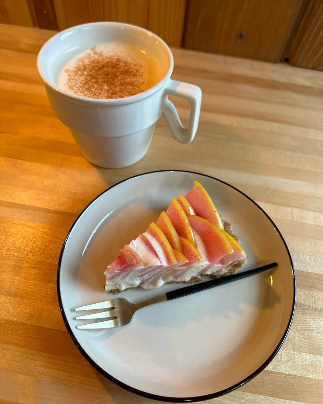 田中里依奈さんのインスタグラム写真 - (田中里依奈Instagram)「. RAW CAKE♡ ローケーキが食べたくて🙌 珍しいりんごのロータルト✨ ブルーベリーも☺︎ 美味しくて、栄養いっぱい、罪悪感なく食べれるケーキ！ コレは嬉しすぎる♡  . @hakubacoffeestand  @lunaorganic898  . #ローケーキ#rawcake #グルテンフリー #小麦粉不使用 #白砂糖不使用#ヴィーガン #vegan #オーガニック#自然栽培#無農薬#organic #白馬村#白馬カフェ#hakubavalley #hakuba#hakubacoffeestand」11月18日 21時52分 - riina_tanaka