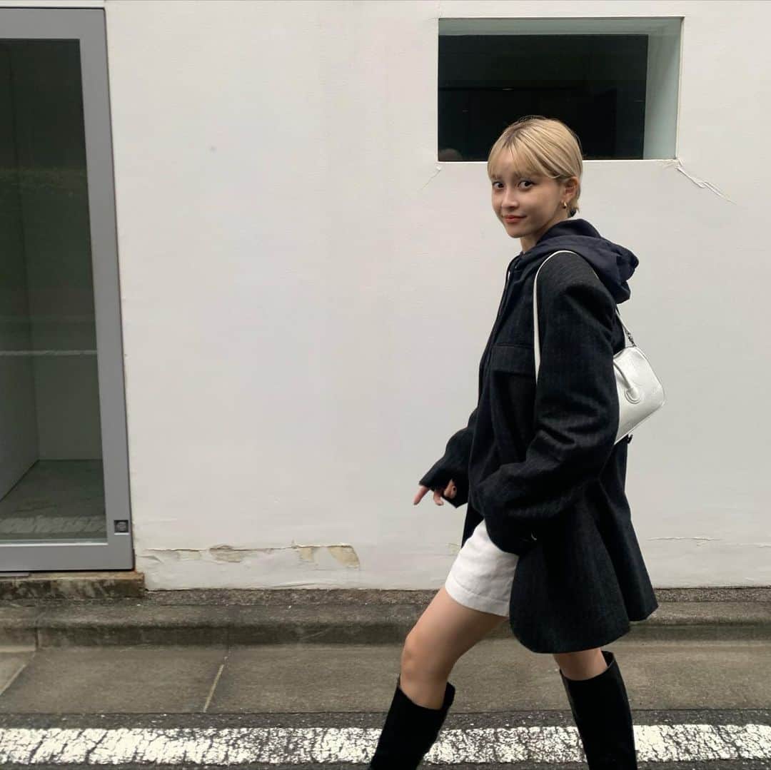 和田えりかのインスタグラム：「わたしにしては珍しいコーデ👧🏻🤍  たまに足出したくなるんだけど、、 痩せなきゃで、、、(´_ゝ`) 今回はチャレンジ~。🫨 足が細く見えるロングブーツないかね?💬 (膝から下が長ければ似合うんだと思うんだけど、、わたしは短い←)  #è_ootd」