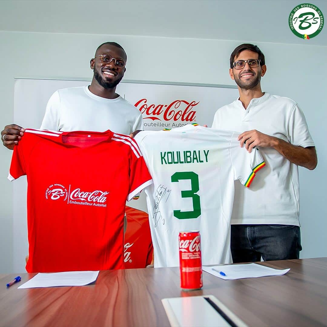 カリドゥ・クリバリのインスタグラム：「IBS et @kkoulibaly26, une histoire qui continue 🤝🏿 !!  Nous sommes très heureux d’annoncer le renouvellement de notre partenariat avec @kkoulibaly26, le capitaine des champions d’Afrique de football.  Nous sommes ravis de poursuivre notre collaboration avec Kalidou, qui est un modèle d’excellence et de réussite pour le Sénégal et pour le monde entier. Son humilité, sa détermination et son engagement pour son pays sont des valeurs qui nous tiennent à cœur. Il continuera à être un atout précieux pour notre pays.  Ensemble, nous continuerons à promouvoir les valeurs de l’excellence, de la passion et de la solidarité.  Restez connectés pour suivre les activités d’IBS x Kalidou Koulibaly ; de nombreuses surprises vous attendent😉…   #IbSenegal #cocacola #KalidouKoulibaly #kk #senegal」