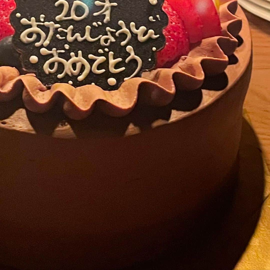 小高サラのインスタグラム：「・ Finally I’ve become 20years old🥳 20歳だぁぁ 大きな節目だなぁと思って意識しながら過ごしてたから感慨深い。。 いつもたくさんのコメントありがとうございます 自分で責任持ってやりたいことに熱中したい！ と意気込んでおります 夜は家族でゆっくり過ごしつつ父とワインに挑戦なんて大人ぶったことしてみたり^ ^🍷 20代楽しみだぁ頑張るぞーい！ みなさまこれからもよろしくお願いします♡」