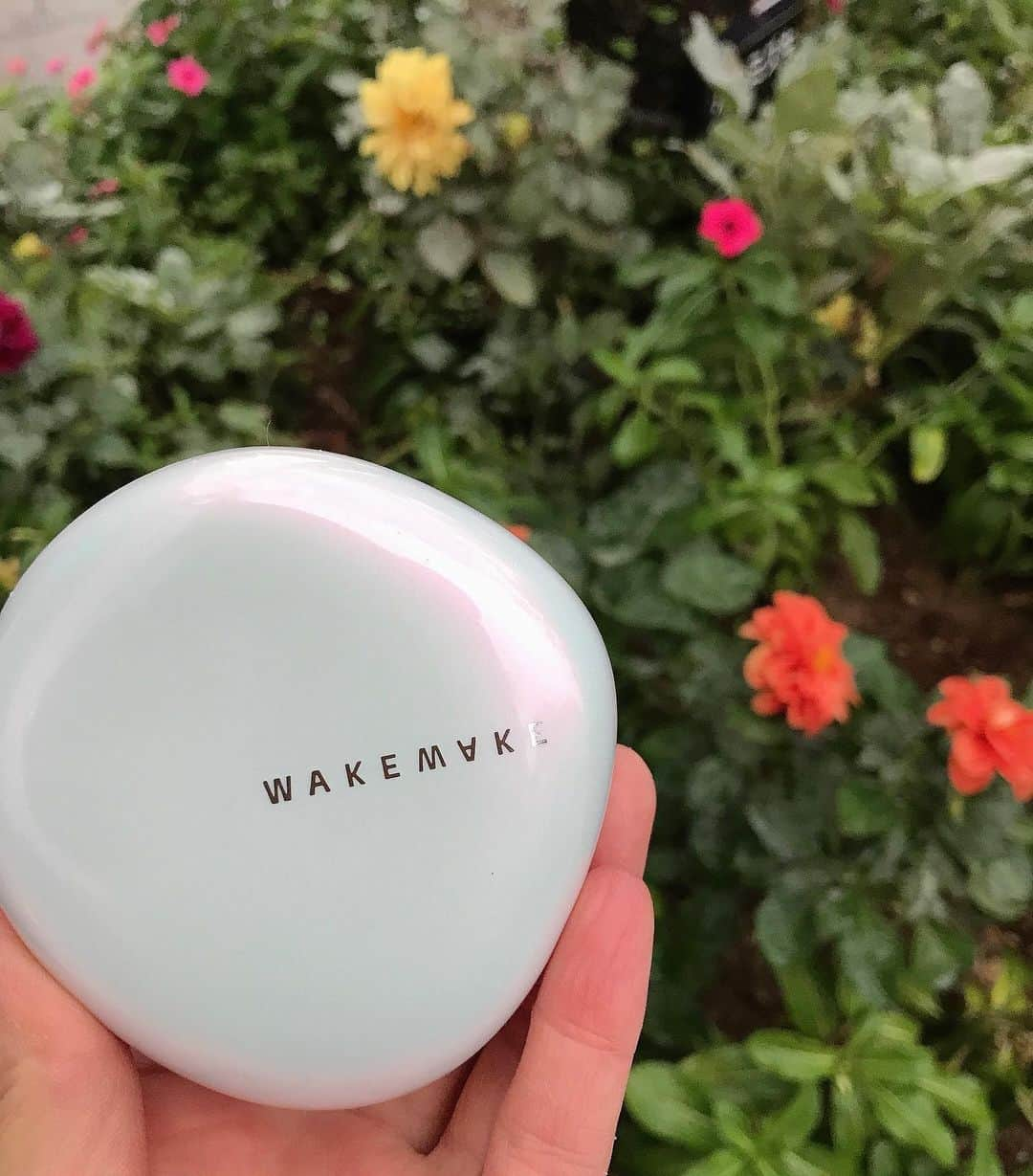 葵のインスタグラム：「WAKEMAKEの ウォーターグロウコーティングクッション21号をつかってみたよ！  @wakemake_official @wakemake_japan  こちらのクッションファンデーションなんと！！ スポンジとメッシュネットの二重構造で、ムラなく肌に密着します！ パフに大量に液が流れ込まないから厚塗りの心配なし！！ さらっとしていて、毛穴やくすみをしっかりカバーしてくれます☺️  たっぷりな保湿成分できれいな明度をキープ！ 時間がたっても崩れにくいから嬉しい😃 肌への光沢と発色がとても綺麗です♪  #PR #WAKEMAKE #クッションファンデ #ウェイクメイク #クッション #ファンデ #ファンデーション #プチプラコスメ #時短メイク」