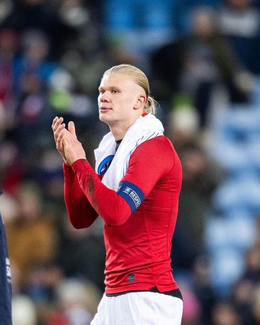 アーリン・ブラウト・ハーランドのインスタグラム：「Unfortunately, I am missing tomorrow’s game against Scotland. Wishing the boys all the best. Now treatment and trying to get back asap 💪🏻🙏🏻🇳🇴」
