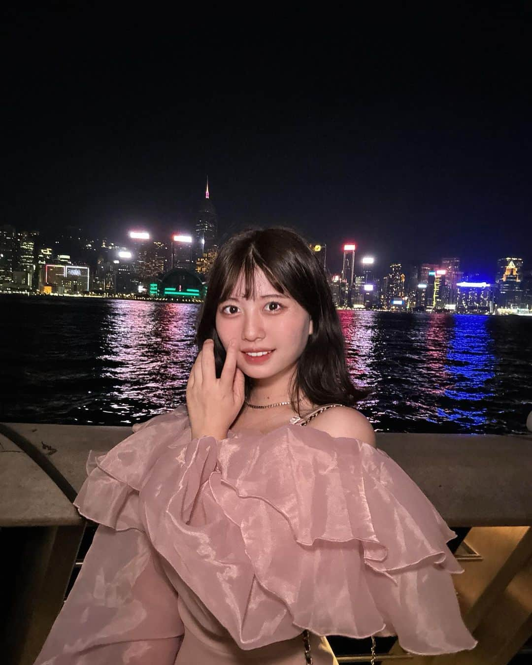 佐藤かれんさんのインスタグラム写真 - (佐藤かれんInstagram)「香港にきたよーん！🇭🇰  20:00〜やってるナイトショー綺麗だったな🎡  #hongkong  #香港 #hometown #hk #hknightlife #hknight #hknightview #travel #海外旅行 #海外旅行好きな人と繋がりたい #香港旅行 #香港観光 #香港夜景 #尖沙咀 #尖沙咀cafe #チムサーチョイ #チムサーチョイ観光 #香港空港 #香港エクスプレス #夜景 #イルミネーション #japanesegirl #女子大生の日常 #旅行好きな人と繋がりたい #旅行記 #大学生旅行 #hongkongtravel #格安旅行」11月18日 21時49分 - berobero_baaa