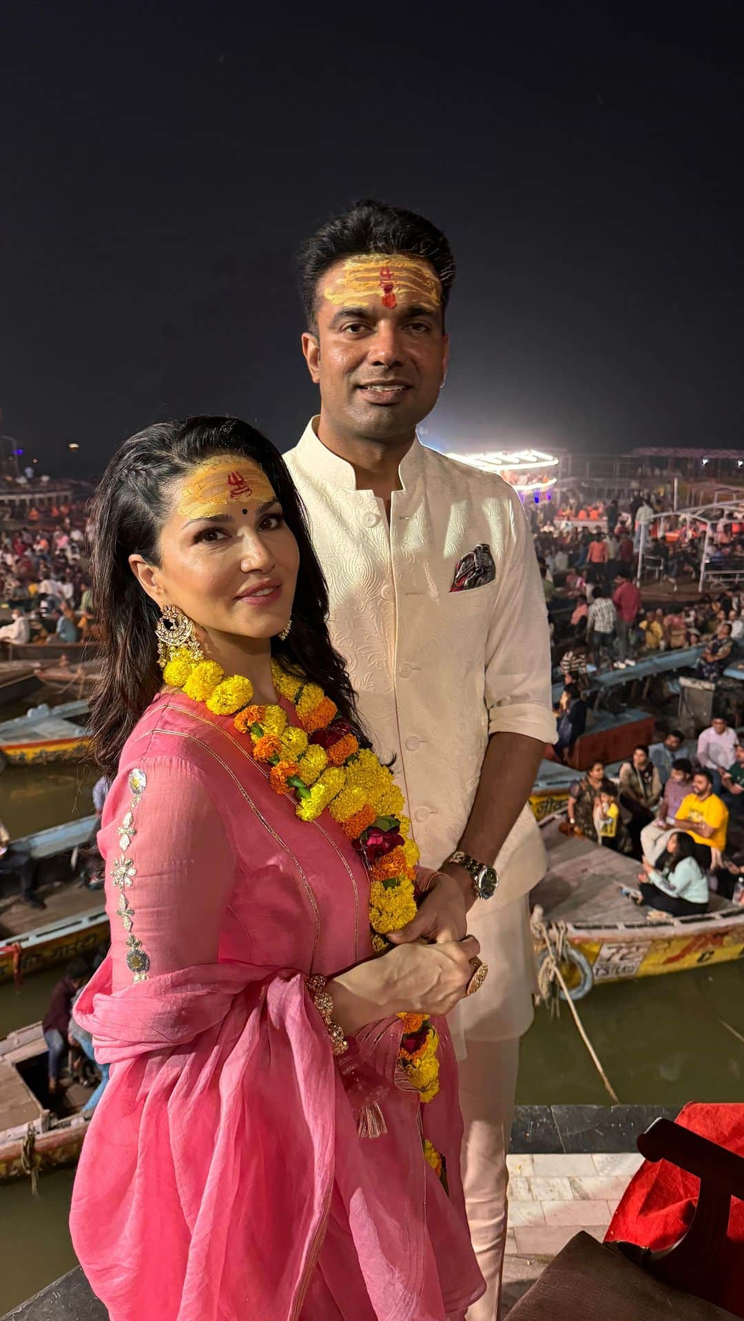 サニー・レオーネのインスタグラム：「Ganga Aarti at Dashaswamedh Ghat, Varanasi 🙏 @sunnyleone  #Divine #Varanasi #GangaAarti #Kashi video credit: @_perfect.clix」