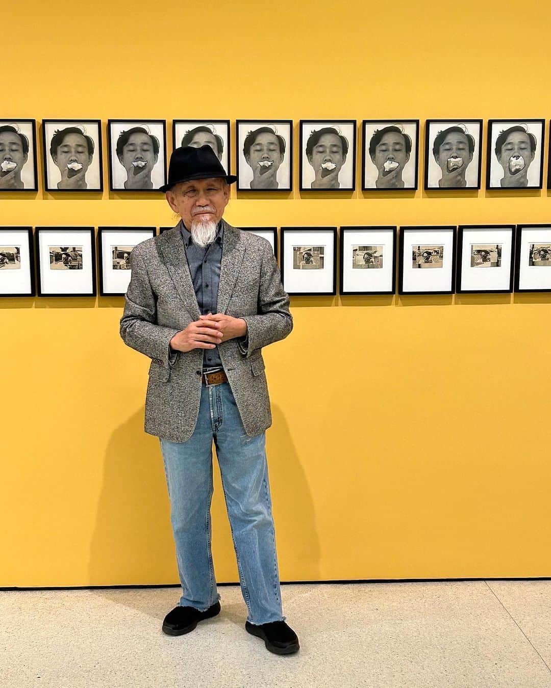 グッゲンハイム美術館のインスタグラム：「"In 1976, in the social and political climate of Korea, the act of reading newspapers and cutting out the articles with a razor was enough to generate a sense of tension and anxiety in the audience. However, "Reading Newspaper" in 2023 serves as a witness to past historical events and also as a kind of play.   For me, the reenactment of "Reading Newspaper" is a response to current-day crises such as the demise of printed newspapers, the ways in which the younger generation consumes information, and the tyranny of media conglomerates. I believe this could potentially lead to a new interpretation of the work." —Sung Neung Kyung  “1976년 한국의 정치·사회적 조건 속에서는 신문을 읽고, 읽은 부분을 면도칼로 오리는 행위 자체가 관객에게 충분히 긴장감을 주었으나, 오늘날의 <신문 읽기>는 과거의 역사적 사실을 상기시키는 증언이자 일종의 놀이로서 작동한다고 생각한다.   년도에 <신문 읽기>를 재연하는 것은 종이 신문의 소멸, 현 세대의 뉴스 소비 행태, 대형화된 뉴스 매체의 횡포 등의 위기에 대응하는 것이기도 하다. 이는 작품의 의미 변화를 불러오는 변곡점이 될거라 생각한다.” —성능경 ... See Sung Neung Kyung, perform "Reading Newspapers" at the Guggenheim today November 18 at 2 pm. Free with museum admission. First come, first served. No advance registration is required. To join, meet in the exhibition gallery on Tower Level 4. #ExperimentalArtInKorea」