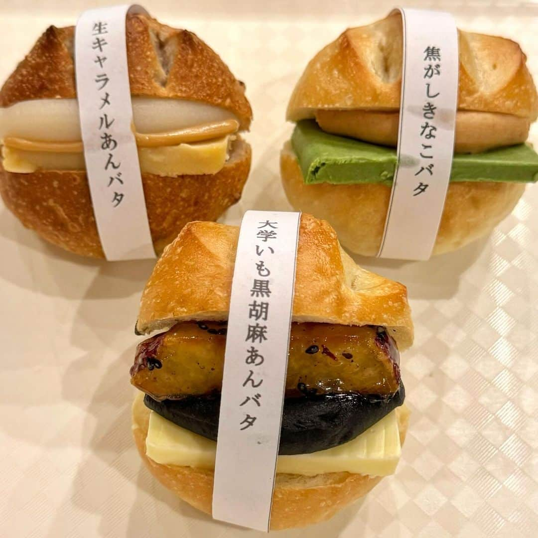 うさもぐのインスタグラム：「▷ #広島 あんバター記録 ◁ ⁡ ⁡ ベーカリーキッチンFIRO 大手町店 @ 本通 ⁡ ⁡ あんバターだけで10種類以上！？ 可愛くて美味しいあんバター好きの楽園！ ⁡ ⁡ ■ 大学芋黒ゴマあんバタ 270円 ■ 生キャラメルあんバタ 280円 ■ 焦がしきなこあんバタ 250円 ■ クロックムッシュ 280円 ⁡ ⁡ 広島に行くたび寄っちゃうFIROさん。 今回初めて2号店の大手町店へ！ ⁡ 開店に合わせて行ったら すでに10種類以上のあんバターが！何この幸せ空間！ ⁡ 全部お持ち帰りしたかったけど冷凍庫事情により その時食べられる分だけチョイス。 ⁡ ⁡ ■ 大学芋黒ゴマあんバタ 270円 名前からして間違いないと思ってたけど めっちゃおいしいー！ カリ、ほく、しっとりの大学芋と 風味豊かな黒ごま餡の相性抜群。 大学芋に黒ごまが振られてる意味が改めてわかる〜 バターの塩気とコクもたまらん。 大学芋にも黒ごまにも負けない存在感。 このガツンとくる甘じょっぱさ大好き！ ⁡ ■ 焦がしきなこあんバタ これは前にも食べて久しぶりにリピ。 FIROさんのほろ苦抹茶バターやっぱ好き〜 ⁡ ■ 生キャラメルあんバタ こっくりとした甘い白あんに とろっとした生キャラメル。 そこにバターが加わって甘じょっぱさ◎ パンにくるみやレーズンも入ってる。 ナッツ×キャラメルは鉄板だよね！ 苦さのないミルクキャラメルって感じで ちょいおやつっぽい風味だけど甘党歓喜の味！ ⁡ ⁡ 今回リベイクできなかったけど まっじでパンリベイクしてみてほしい…！ カリサクふわっとしてガラッと雰囲気が変わる。 私はリベイクver.が特に好き◎ ⁡ 米粉クロワッサンのあんバターは時間早すぎて 出会えなかったからまた今度リベンジ。 ⁡ あとクロックムッシュも美味しかった〜(雑) ⁡ ⁡ #ベーカリーキッチンFIRO #あんバター#あんバターサンド#あんバターパン#広島パン屋#広島グルメ#広島スイーツ#広島#あんこ#あんこ好き#バター#パンスタグラム#さつまいも#大学芋#抹茶#キャラメル#パン大好き」