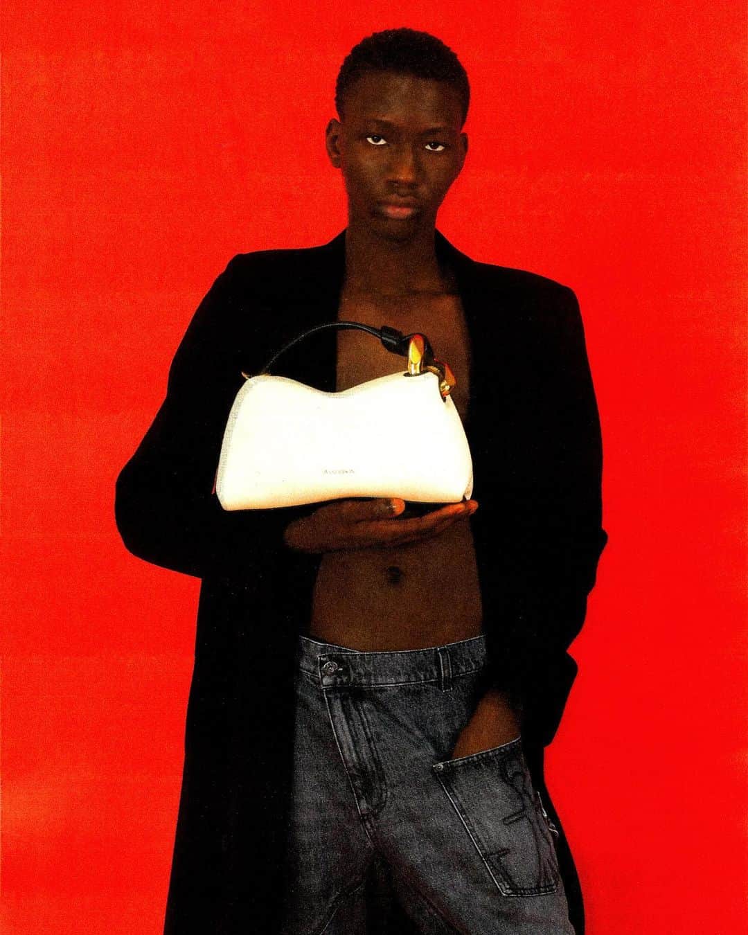 JWアンダーソンのインスタグラム：「IT’S HOLS SEASON  Ayomide wears Tuxedo Tailored Coat, Twisted Workwear Jeans and The Corner Bag   Creative direction @Jonathan.Anderson Photography @JoeCruzStudio  Set Design @rorywmullen  Hair @tommystayton  Make Up @annesophiecosta   #jwanderson #happyhols」