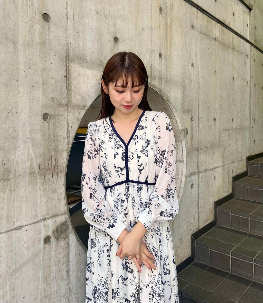 LAGUNAMOONのインスタグラム：「.⠀ ⠀ 【PICKUP STYLING】⠀ ⠀ 〈ルミネ新宿〉TSUKAHARA （ @lagunamoon_rena )⠀ ⠀ ⠀ #フラワープリントワンピース ⠀ price…¥18,700(tax in) ⠀ color...ブラック、ボルドー size...S/M size(スタッフ身長159cm Sサイズ着用)⠀  ボタニカル柄のプリントワンピース。 繊細なタッチで草花が描かれた総柄がアクセントに。 衿ぐりとウエストはパイピングで引き締めています。 1枚できまるワンピースです。  #lagunamoon  #ラグナムーン」