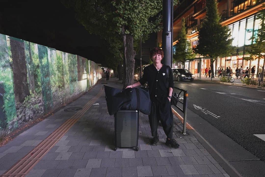 FUKAMIのインスタグラム：「スタイリストの時の荷物は基本的に最低でもこのくらいありますw力持ちじゃないとスタイリストってならないかも？ってたまに思うのよねぇ〜　　普通に30kgあります☠️」