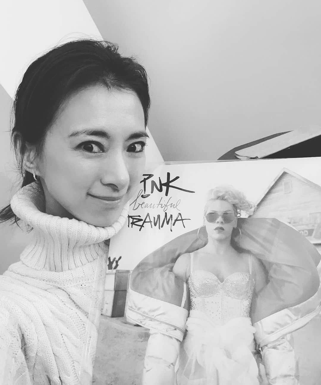 梅宮万紗子さんのインスタグラム写真 - (梅宮万紗子Instagram)「ピンクが好き。  日本ではビヨンセやアリアナグランデの人気と違うのはなぜだろう、と思うとパワフル過ぎるからでしょうかね。 　 しかし！この人を見てると自分自身でいる事がどれだけ大事かとか、  しなしなしてるのとは別に、 強いっていうのは色っぽい事でもあるとか、 気付かされる。  私、刈り上げたいのに、なんで髪の毛ロングヘアにしてるんだろう？何のために？モテるためにか。とするとまだ相当伸ばさないといけないのだけれど、ピンクのモテ度はすごい。彼女がステージで"F◯CK!"って叫ぶたびに男の人が泣きそうになってる。  #ピンク #pinklover  #ピンク好き #pink #butwelostit #butwelostitpink」11月18日 21時50分 - masakoumemiya_actor