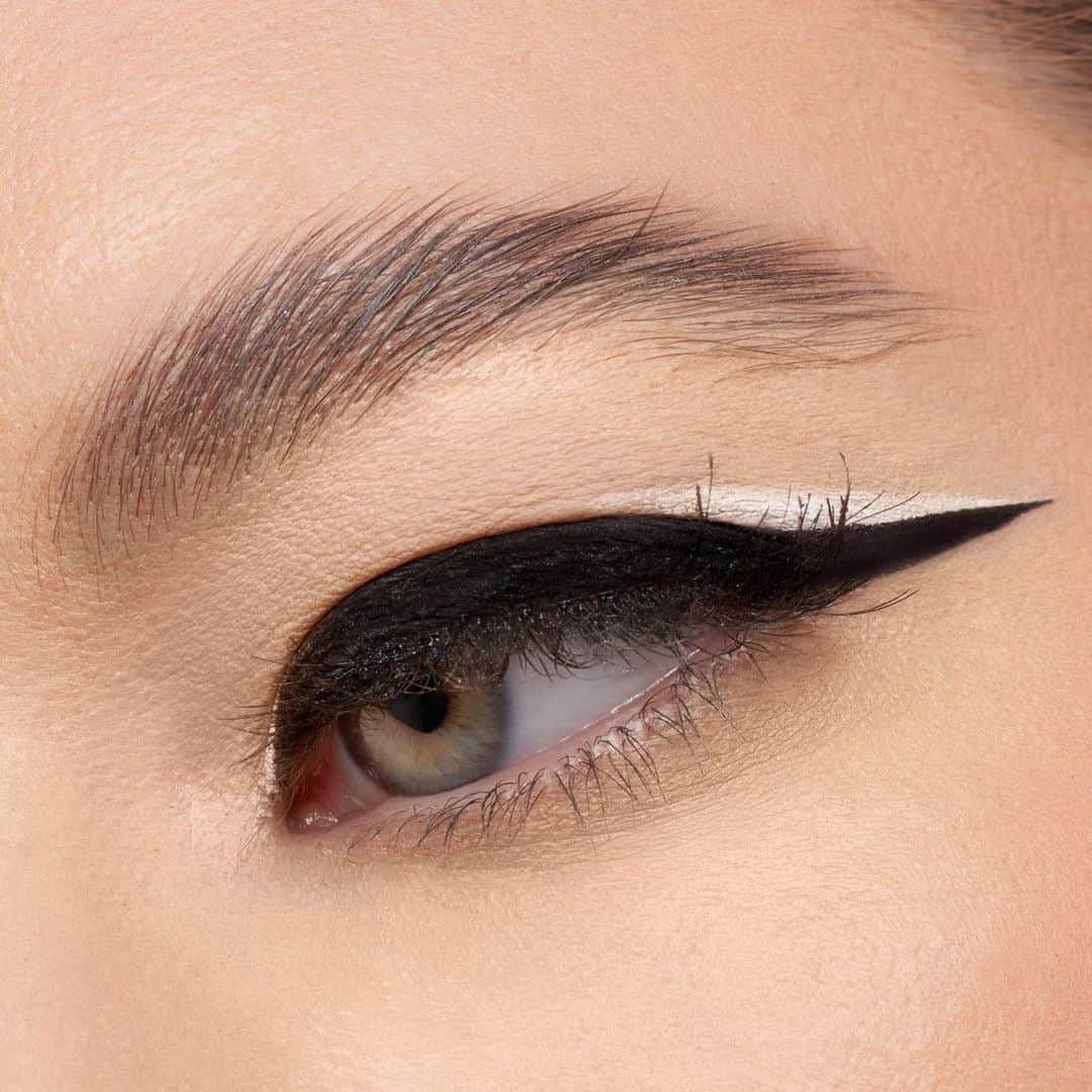 Stila Cosmeticsのインスタグラム：「It’s snowing 🌨️👀⁠ ⁠ ‘Tis the season with this snowy stacked liner featuring the Stay All Day Waterproof Liquid Eye Liner in Intense Black and Snow available instore and online @UltaBeauty ❄️⁠ ⁠ #Stila #StilaCosmetics #EyeLiner #WaterproofEyeLiner #Linedbystila #ultabeauty⁠」