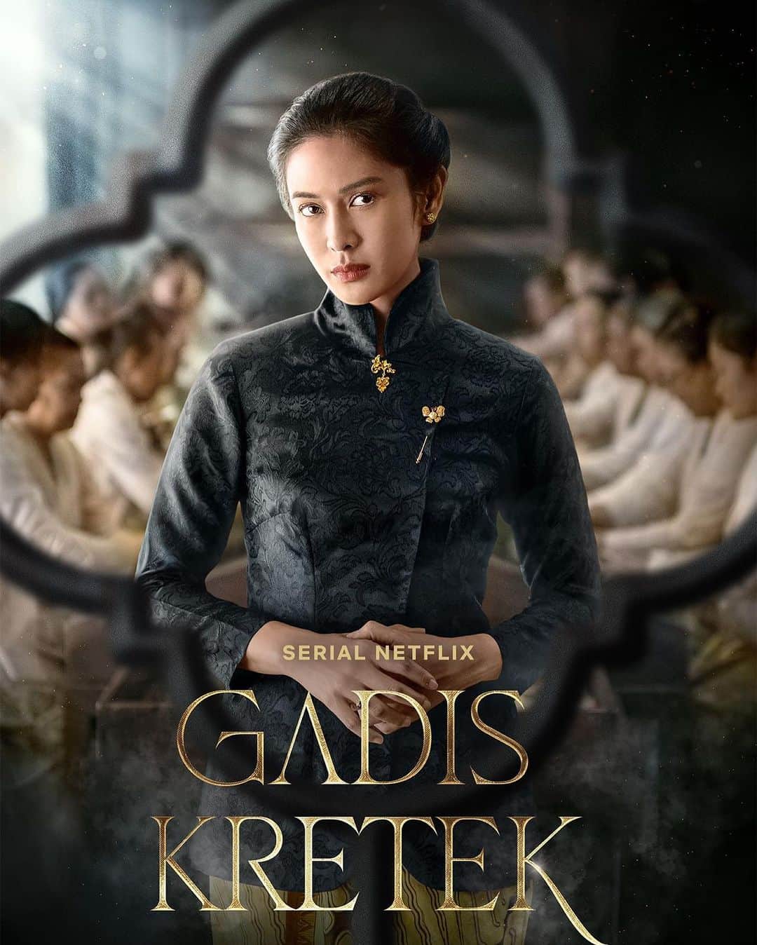 エリック・トヒルのインスタグラム：「Akhir pekan saatnya menghabiskan waktu bersama istri. Kali ini kami memilih stay di rumah sambil nonton Netflix original terbaru: GADIS KRETEK. Siapa yang udah nonton? 🙋🏻‍♂️  One of the best Indonesian series yang pernah saya tonton. Kisah romansa dibalut perjuangan pahit. Sedih.  Salut kepada seluruh cast yang terlibat @therealdisastr @bayu_ario @arya.saloka @putrimarino @ibnujamilo @inefebriyanti @tissabiani @rukmanrosadi_. Selamat untuk pasangan sutradara @kamilandini dan @ifa_isfansyah yang sukses menghidupkan para tokoh dari novel-nya Ratih Kumala @gadiskretek   Semoga semakin banyak film berkualitas baik lahir dari sineas Indonesia 🇮🇩  Foto: Netflix」