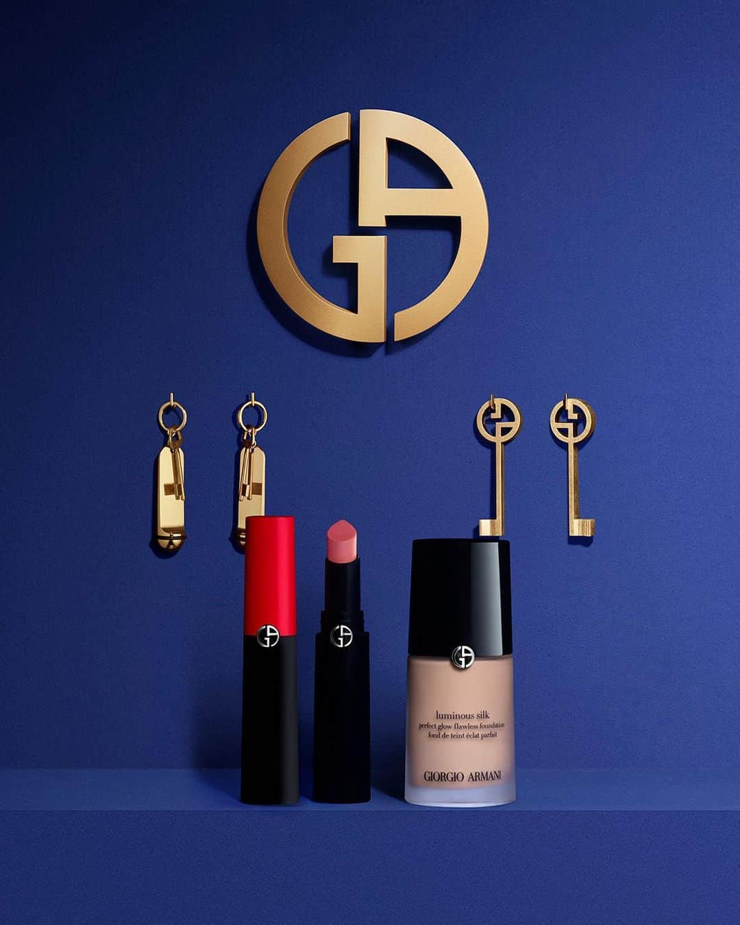 Armani Beautyのインスタグラム：「Blue Friday is almost here. Grab your favorite Armani beauty products like LUMINOUS SILK FOUNDATION and LIP POWER this Blue Friday to create a glowing holiday look.   #Armanibeauty #LuminousSilk #ArmaniLipPower #Makeup #BlackFriday #BlueFriday」