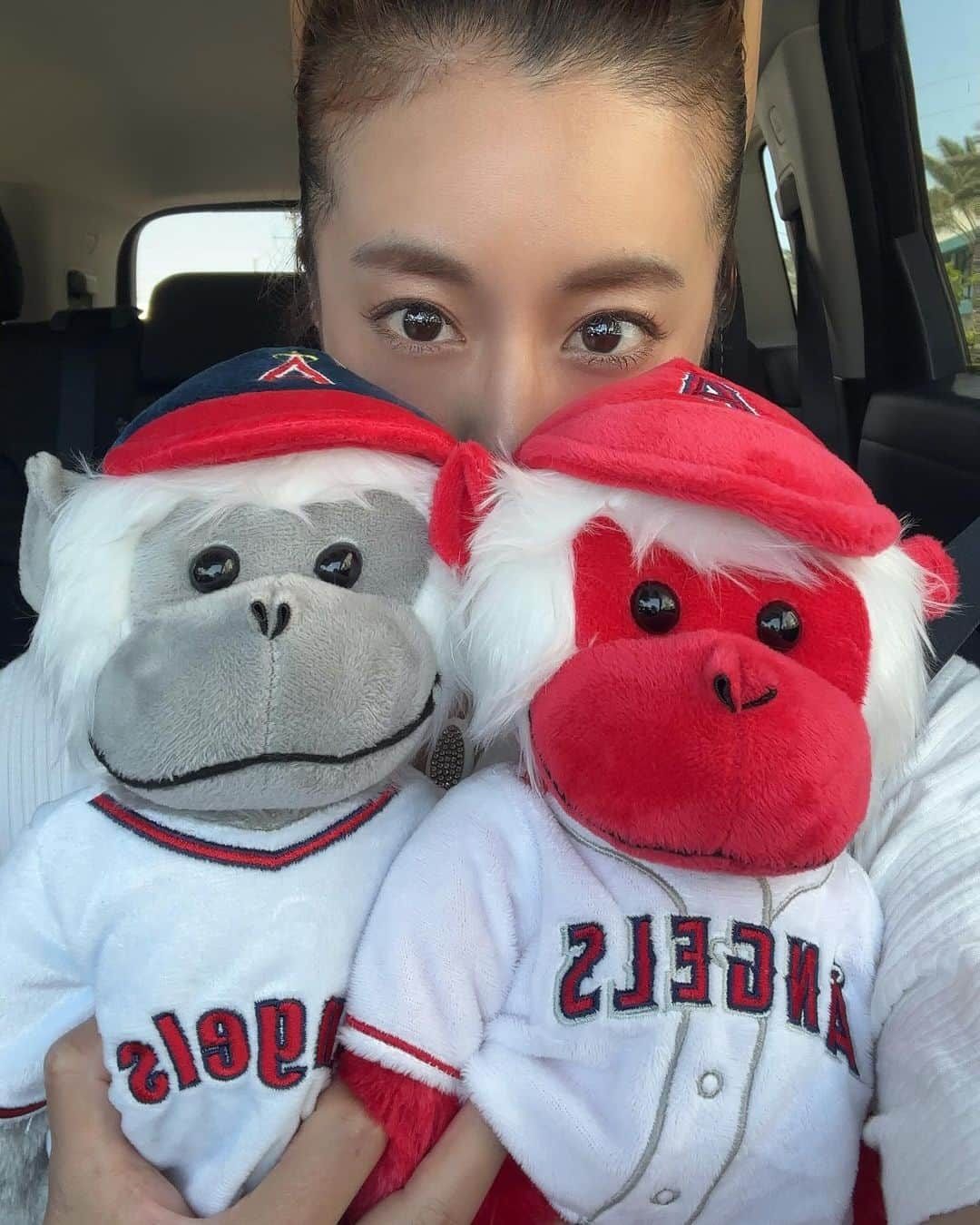 橋本真依のインスタグラム：「・ ❤️🇺🇸⚾️🇺🇸❤️ ⁡ 大谷翔平選手のMVP。 Instagramでもみんなが喜んでた夜😉 ⁡ San Diegoから移動して AnaheimのAngelstadiumの大きな 大谷翔平選手の看板を観に行ってきました。 ⁡ 試合はなかったので、親友へのお土産を買いに ラリーモンキー🐒ちゃんをGET。 本当に人気でほとんど売り切れだったなあ💦 なんとかGETできて喜んでもらえてよかった❣️ ⁡ ⁡ LAでの生活ではいつも絶対食べる 大好きなハンバーガーショップ INNOUTのアニマルソースのハンバーガー🍔に ルースクリスのリブアイステーキ🥩✨ ⁡ 日本のルースクリスと全然違うのはなんでだろう、、、🥹🥹🥹 ⁡ もう少しLA日記つづきます📔 *時差投稿ですw ⁡ ⁡ ⁡ ⁡ #MLB#メージャーリーグ#angelstadium #大谷翔平選手#anaheim#アナハイム #エンジェルス#ピッチング#サンディエゴ #アメリカ#🇺🇸#女子力ねーさん#ラリーモンキー #ロサンゼルス#LA#⚾️#🏟️#🐒#MVP #おめでとうございます#innoutburger🍔🍟 #innout  #ルースクリス#ruthschrissteakhouse ⁡ ⁡」