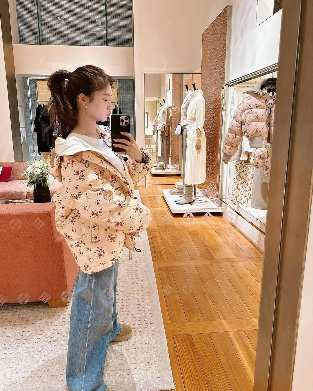 谷まりあさんのインスタグラム写真 - (谷まりあInstagram)「#louisvuitton 💗  表参道店にお邪魔したら衝撃的に可愛かったです🎀💗🎀冬の準備を着々と💗 #pr  明日はワイドナショー、夜はイッテQぜひご覧ください♡  OA 情報 CX明日「ワイドナショー」  OA NTV「世界の果てまでイッテQ」　ぜひ♡」11月18日 22時01分 - mariaaaa728