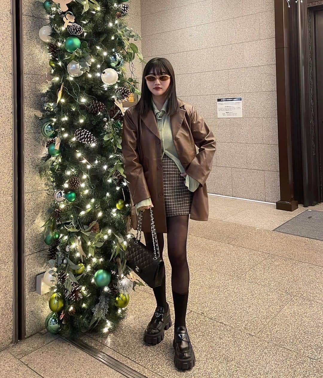 河崎みーなのインスタグラム：「街がどんどんクリスマスに近づいてきて歩くだけでルンルン✨🎄  この色の組み合わせ好き🐻🧤🤎 . . .」