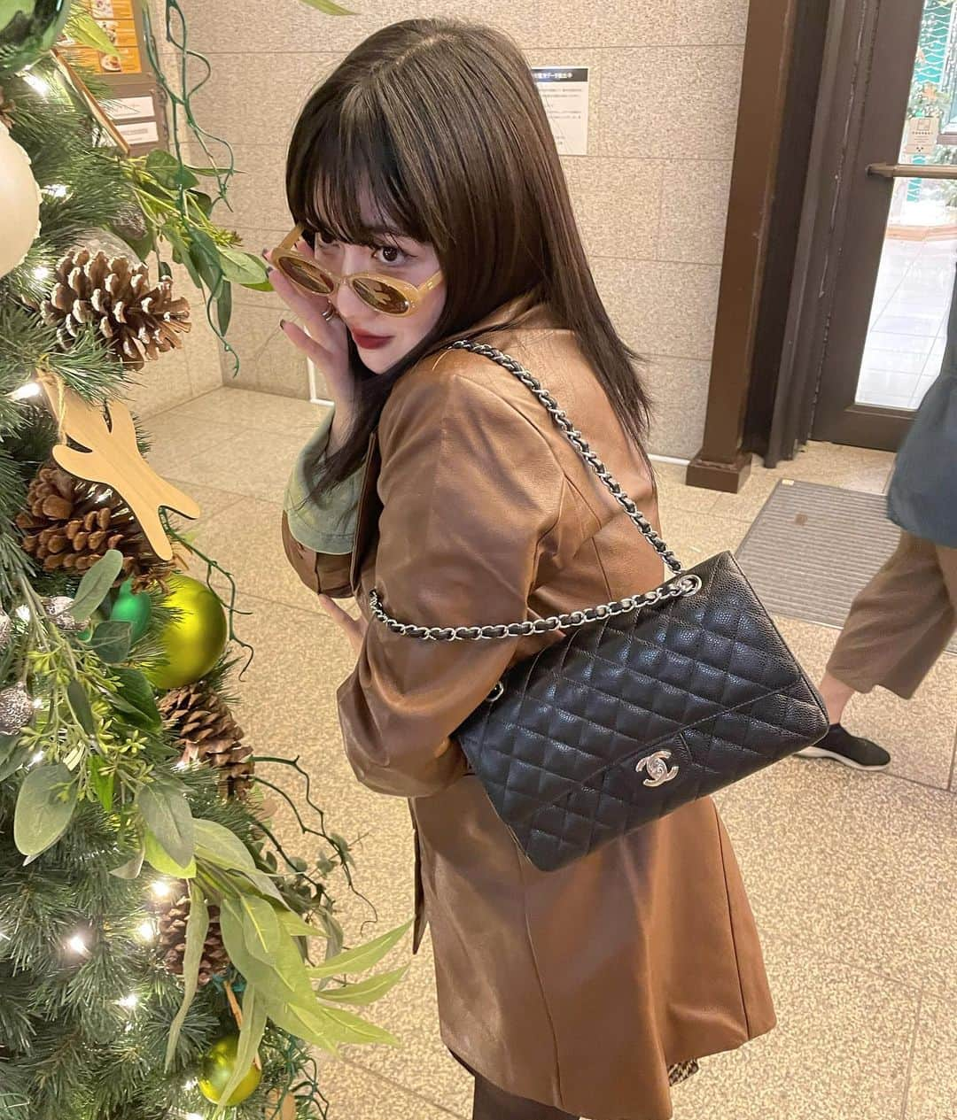 河崎みーなさんのインスタグラム写真 - (河崎みーなInstagram)「街がどんどんクリスマスに近づいてきて歩くだけでルンルン✨🎄  この色の組み合わせ好き🐻🧤🤎 . . .」11月18日 21時54分 - minakawasaki