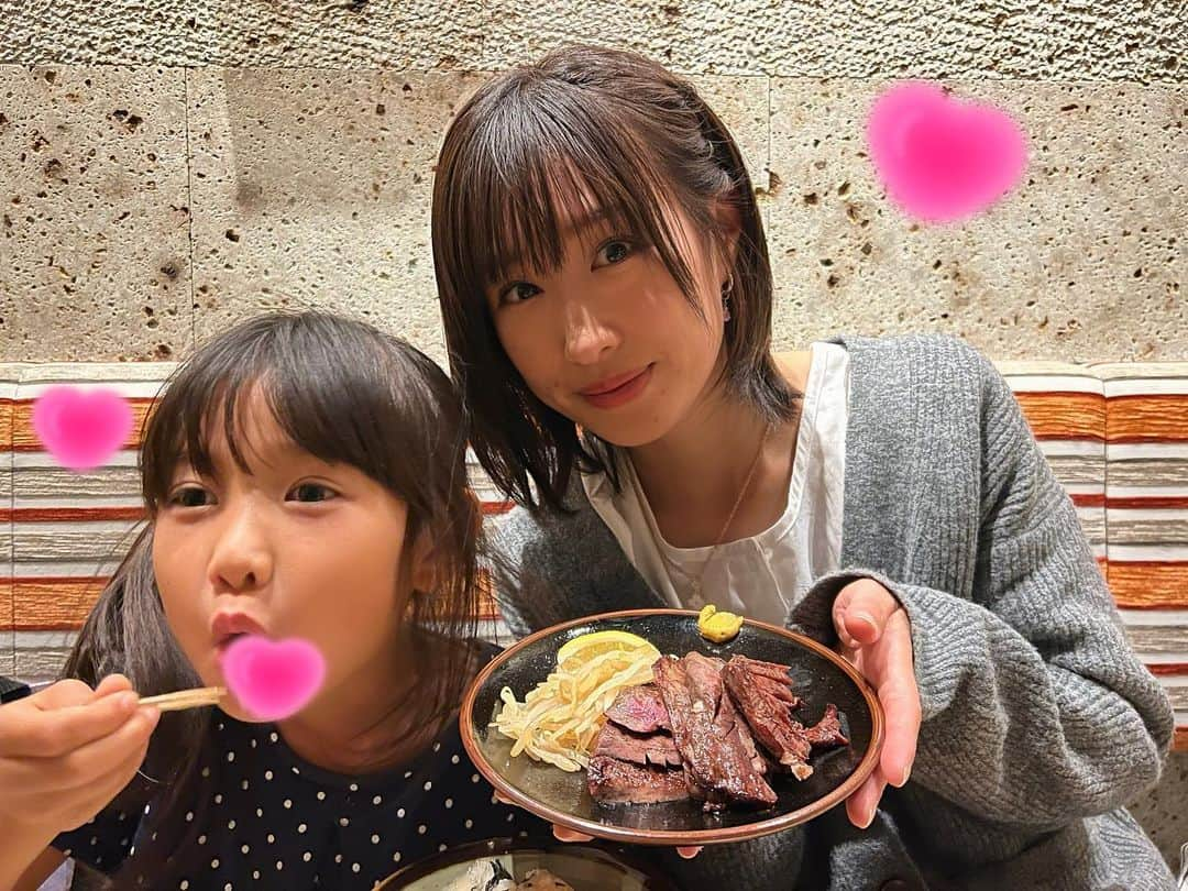 南まりかのインスタグラム：「.  家族やお友達、知人からたくさんのお祝いメッセージを頂き、 みなさんからもお祝いのメッセージをいただき、 とても嬉しい誕生日になりました✨  ありがとうございます☺️❤️  また一年があっという間に過ぎてしまい、びっくりしているわけなのですが…笑  みんながお誕生日を覚えていてくれて幸せいっぱいです✨  プレゼントもいっぱいいただき嬉しい☺️  そんな誕生日の今朝は、 娘ちゃんが「ホットケーキ作ってあげるからね！」と。笑  一人で生地を混ぜて焼いて盛り付けて、としてくれました♪  ありがたーい☺️  ルガルガンって書いてあるのは、娘が書いたポケモンの名前です🤣 なぜか貼られてた🤣  そして今年はお誕生日のケーキも、娘が作ってくれました！ ガトーショコラ✨  チョコレートケーキ作ってあげるからね！待っててね！  って張り切って作ってくれました✨  ありがとー❤️  夜は私の大好きな食べ物ベスト3に入る牛タンを食べに連れて行ってもらい、たくさん食べて幸せーな気持ちです✨  ゆでたんと写真撮ろうと思ってたのに、美味しそうすぎて食べちゃった！笑 そしてなぜか娘ちゃんが食べてる途中の写真になっちゃったから、スタンプで隠しました🤣  朝からよい１日になりました✨  また1年頑張るぞー🎵  改めて、みなさん本当にありがとう❤️  #お誕生日 #娘作 #手作りケーキ #ホットケーキ作り  #ありがとう #happy #明日からまた頑張ろう」