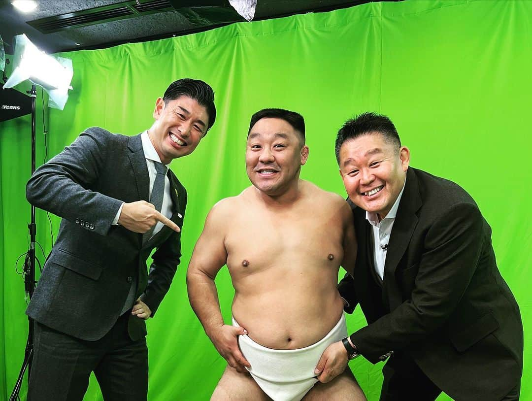 高橋大輔さんのインスタグラム写真 - (高橋大輔Instagram)「本日  大相撲十一月場所・7日目 実況でした🎤  解説 第66代横綱・若乃花の花田虎上さん🖐️  そして  アクション解説のゲストは相撲芸人 あかつさん😁  あかつさんとはコロナ前以来お久しぶりでございました！  リプレイ観て、花田さんのアクション解説を観て解説を聞くと、本当に相撲をより深く分かりやすく楽しめます✨  水入りの長い相撲もあった本日。 全勝力士がいなくなり今場所も混戦模様に‥  一年納めの九州、どうなるのでしょうか？！  是非！明日以降もABEMAで大相撲お楽しみください☺️  中継終了間際のあかつさんの"すものまね"も最高でした😁 特に最後のネタ（笑）  ちなみに私の今年の相撲実況は本日が千秋楽でした。ご視聴いただきありがとうございました！  また来年お会いできればと思っております😌  写真：お2人ともいい表情していますね〜  #ABEMA #相撲 #大相撲 #十一月場所 #九州場所 #花田虎上さん #若乃花 #あかつ さん #実況 #髙橋大輔 #高橋大輔」11月18日 21時58分 - daisuke_72